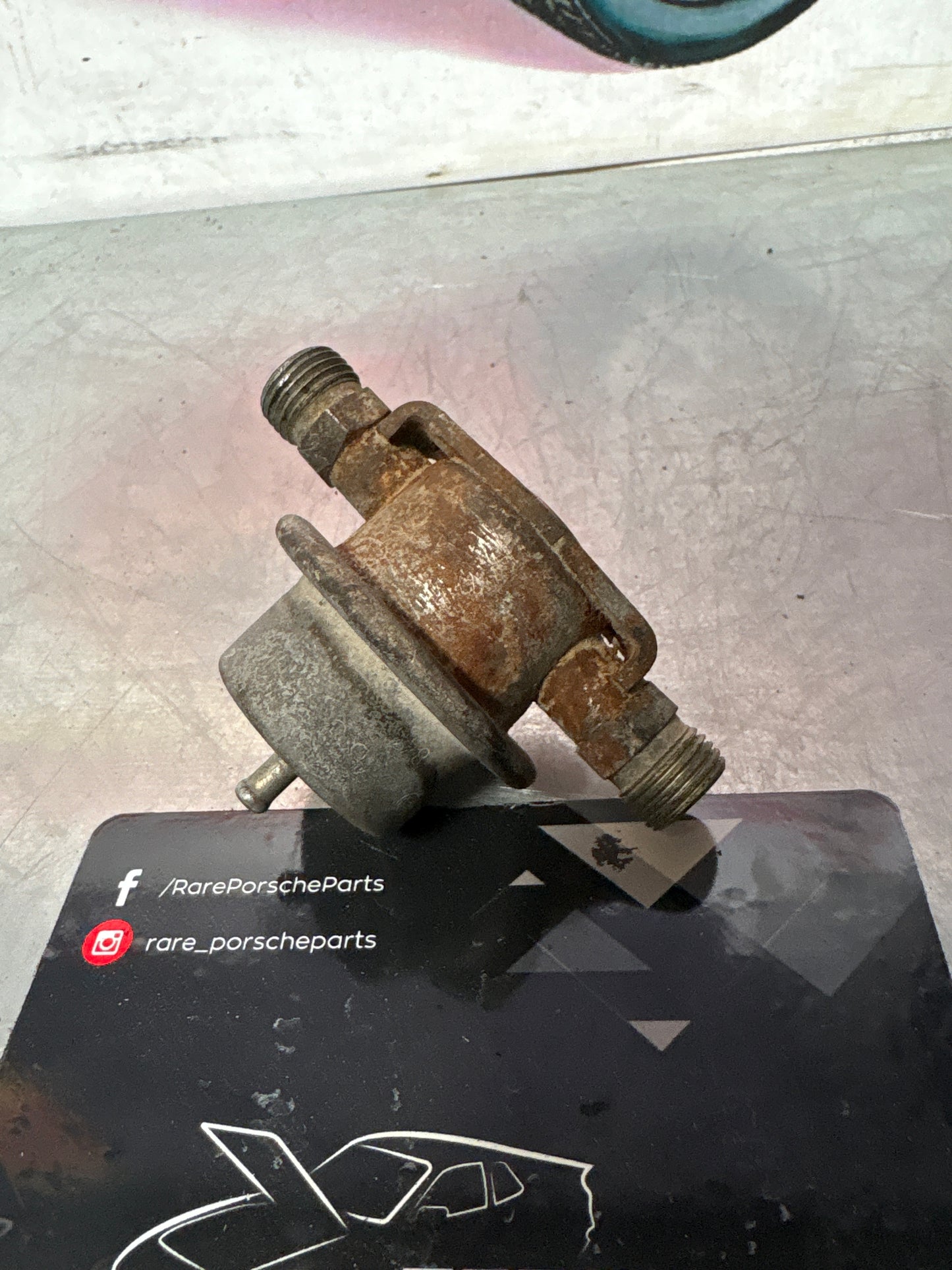 Porsche 928 S4 fuel pressure damper, used. 0280161035