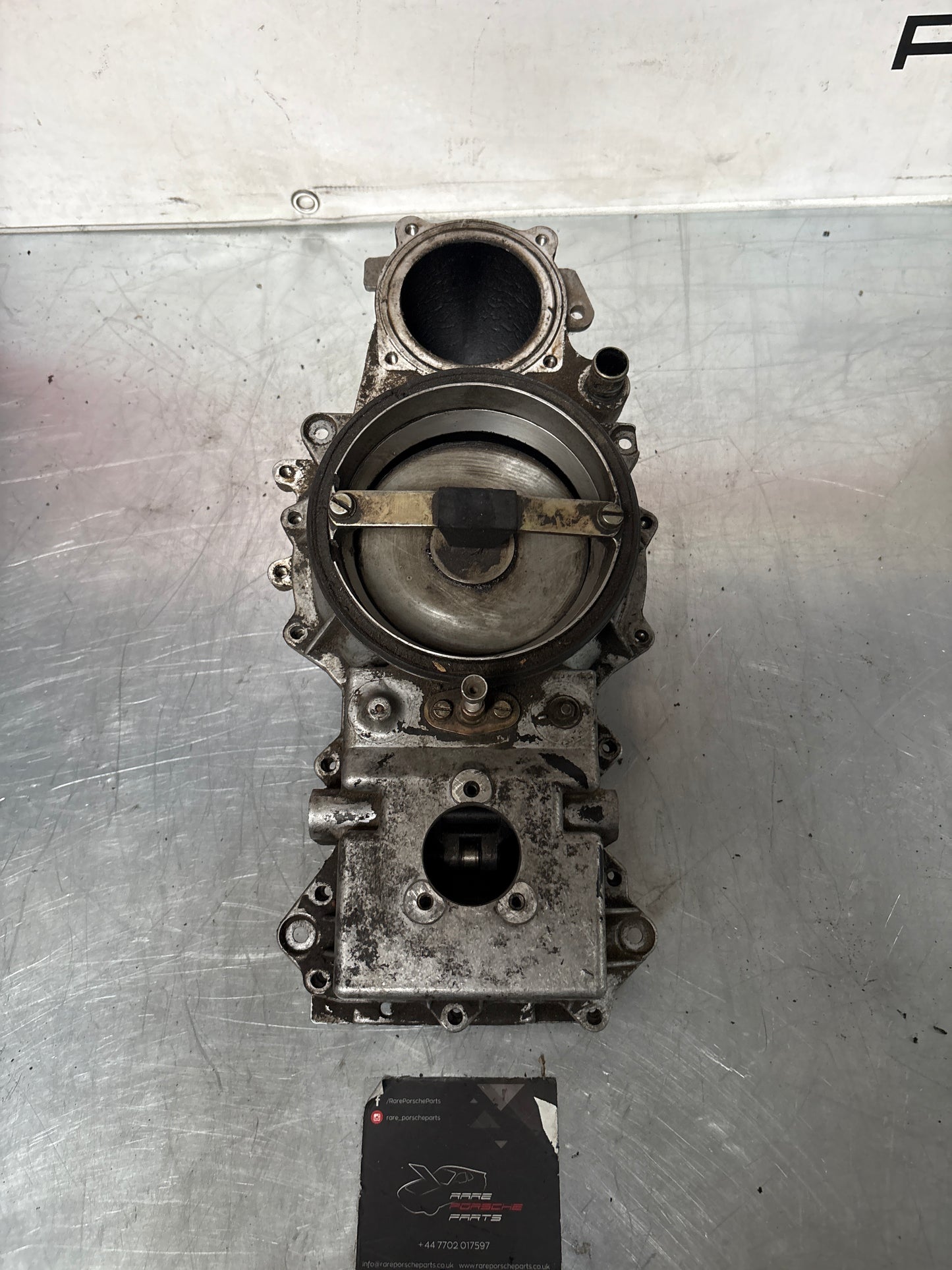 Porsche 928 throttle body, used 9281101933R / 0438120049
