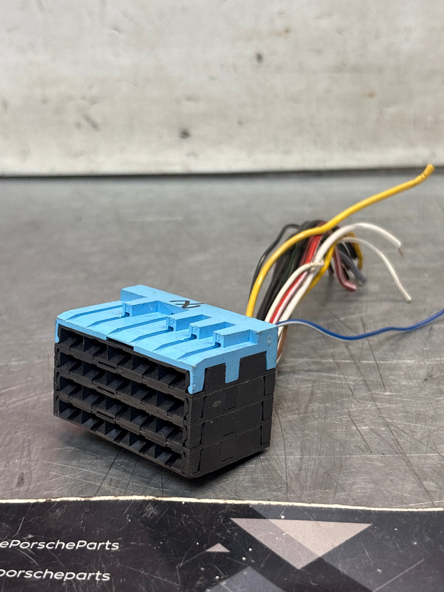 Porsche 944 85.5- fuse box pigtail, used blue 92861233501