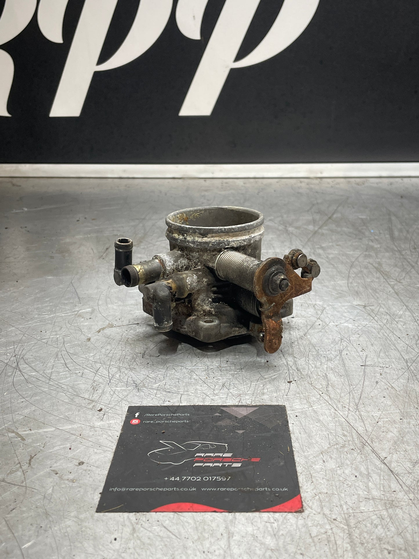 PORSCHE 944 S2 Throttle body. 9441100250R used