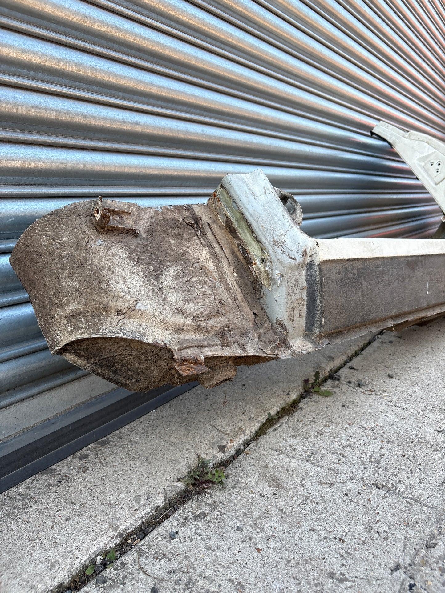 Porsche 924 left side cut, rear fender with sill