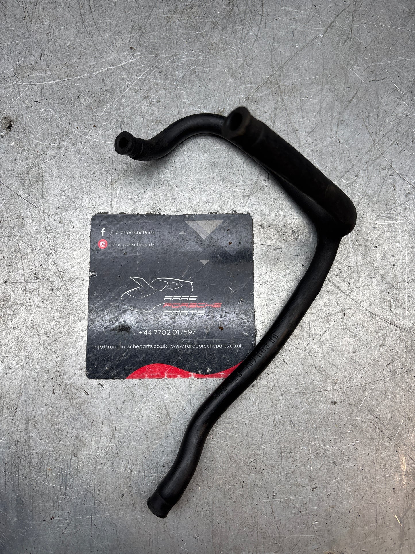 Tubo di sfiato del carter Porsche 928, usato. 92810760300