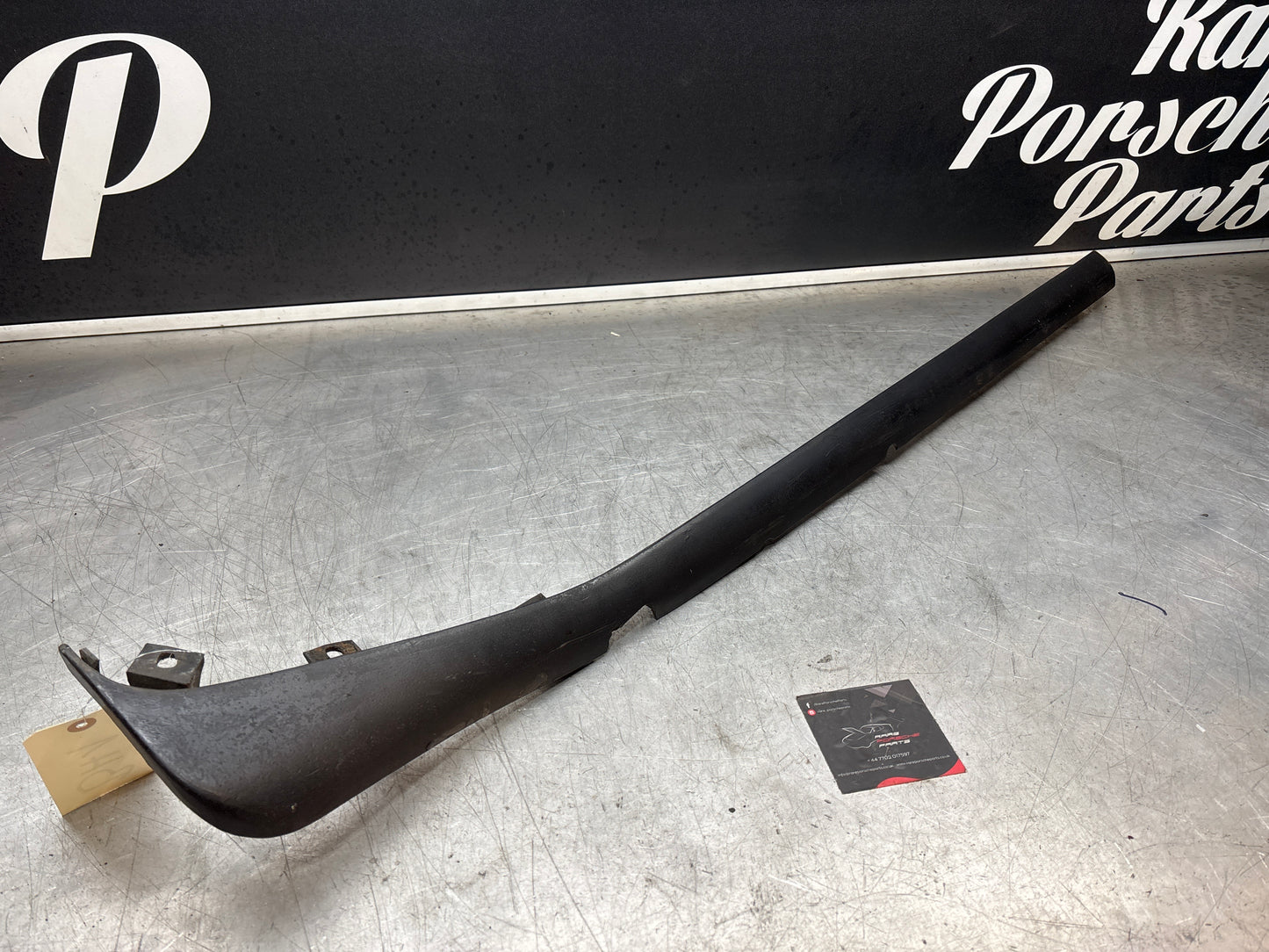 Modanatura battitacco inferiore Porsche 944 lato sinistro, usata 95155919500