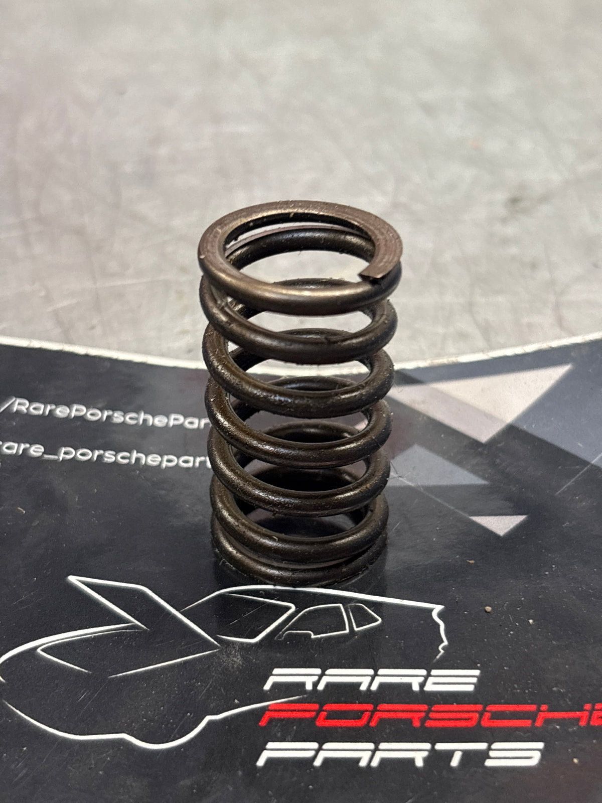Porsche 928 / 944 / 924 inner valve spring, used 92810590509