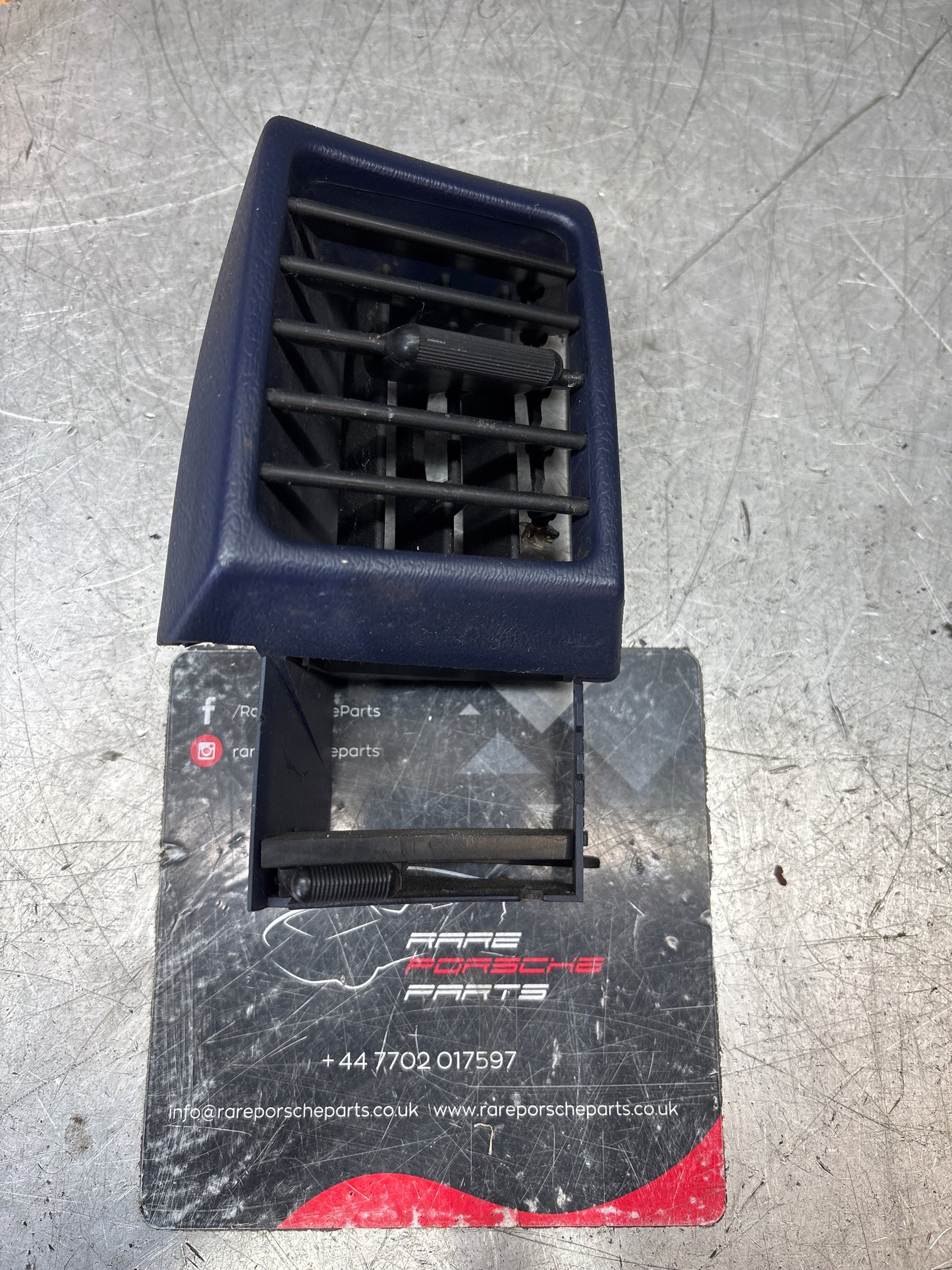 Porsche 944 Blu scuro Sinistra Presa d'aria interna cruscotto. 94457225100. 944 527 251 00 usato