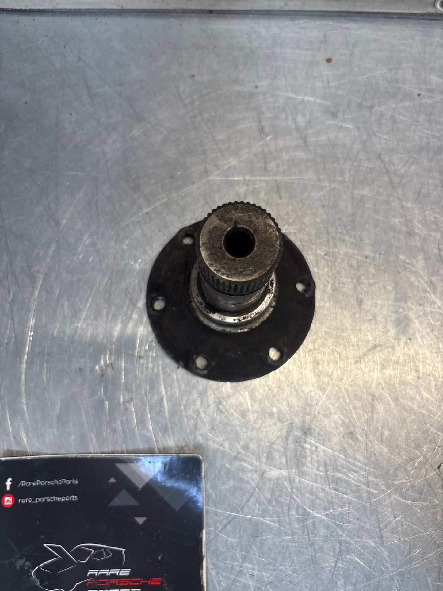 Porsche 928 early manual joint flange short spindle version, used 92833220600