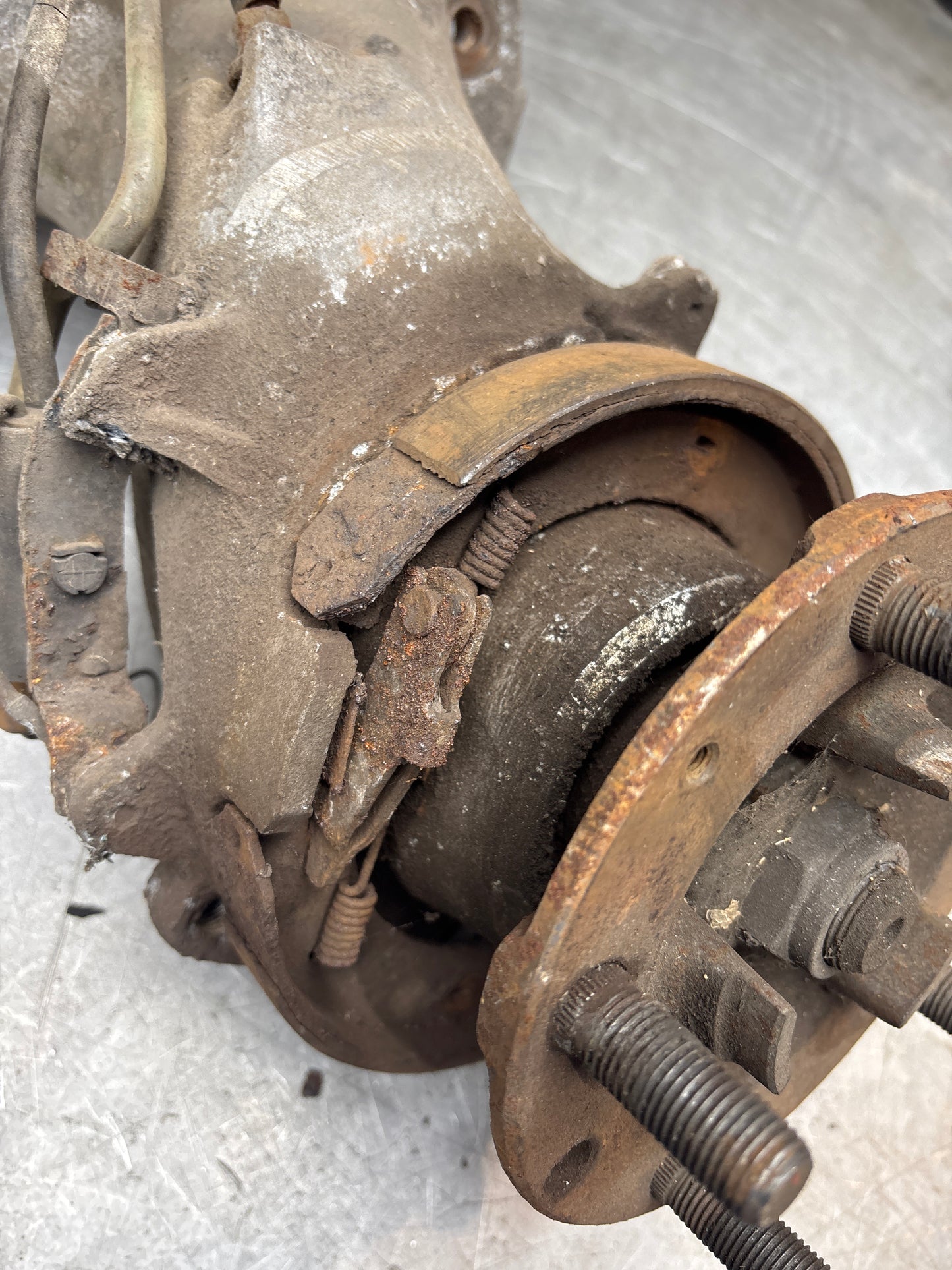 Porsche 944 pair of alloy rear trailing arms, 9513315131R / 951331511R used, with hubs