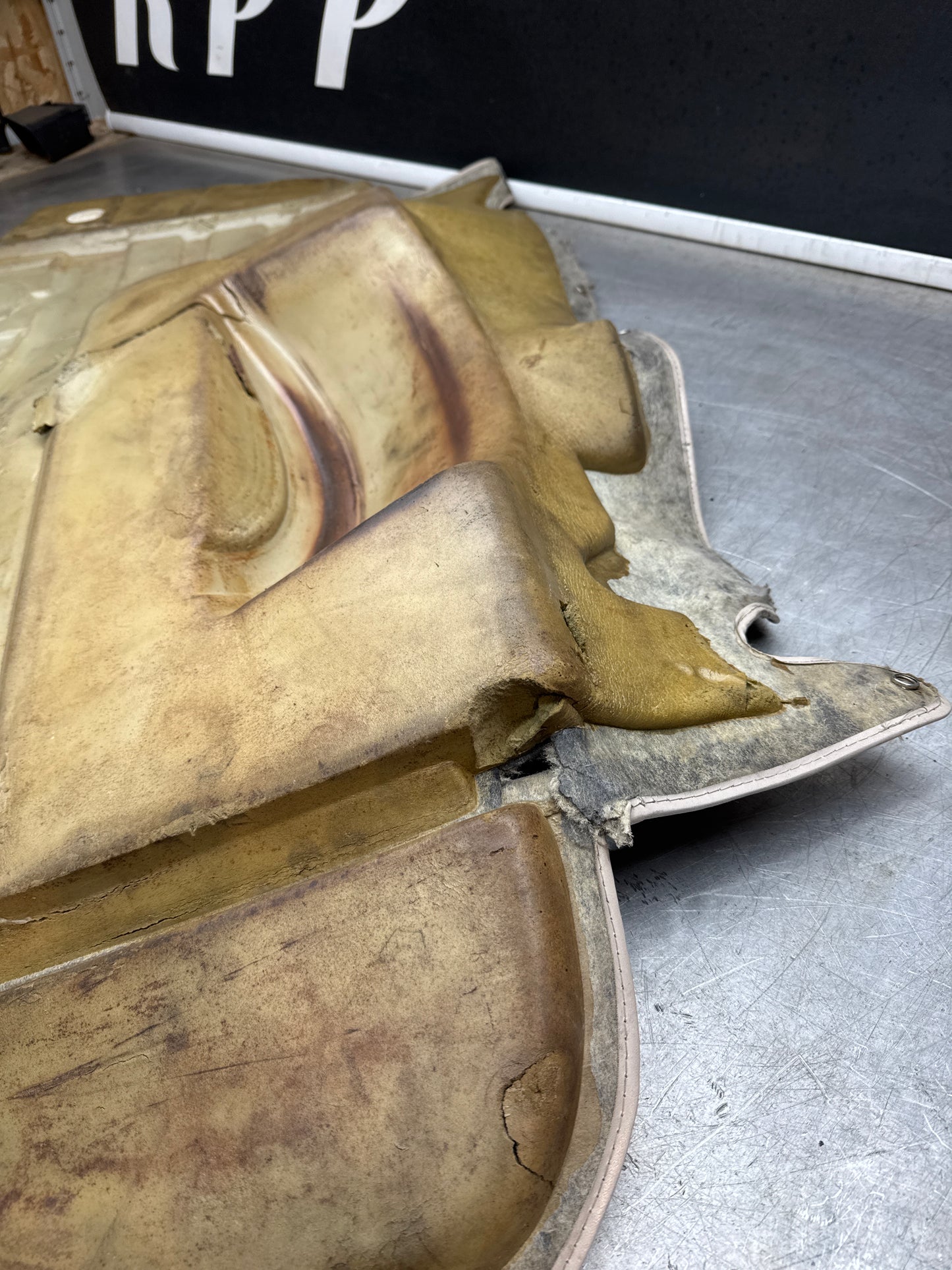 Porsche 924S 944 85.5- boot carpet, champagne, 94555506303 used, space saver wheel type