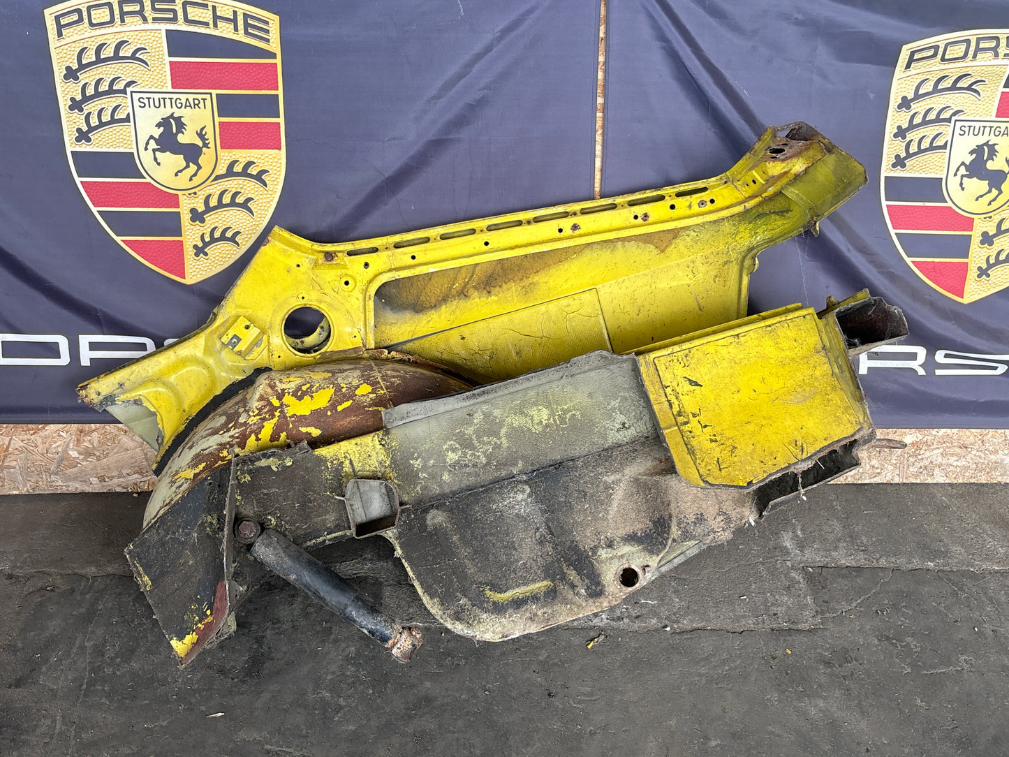 Porsche 924 1976-79 Right side cut, rear fender 477809844