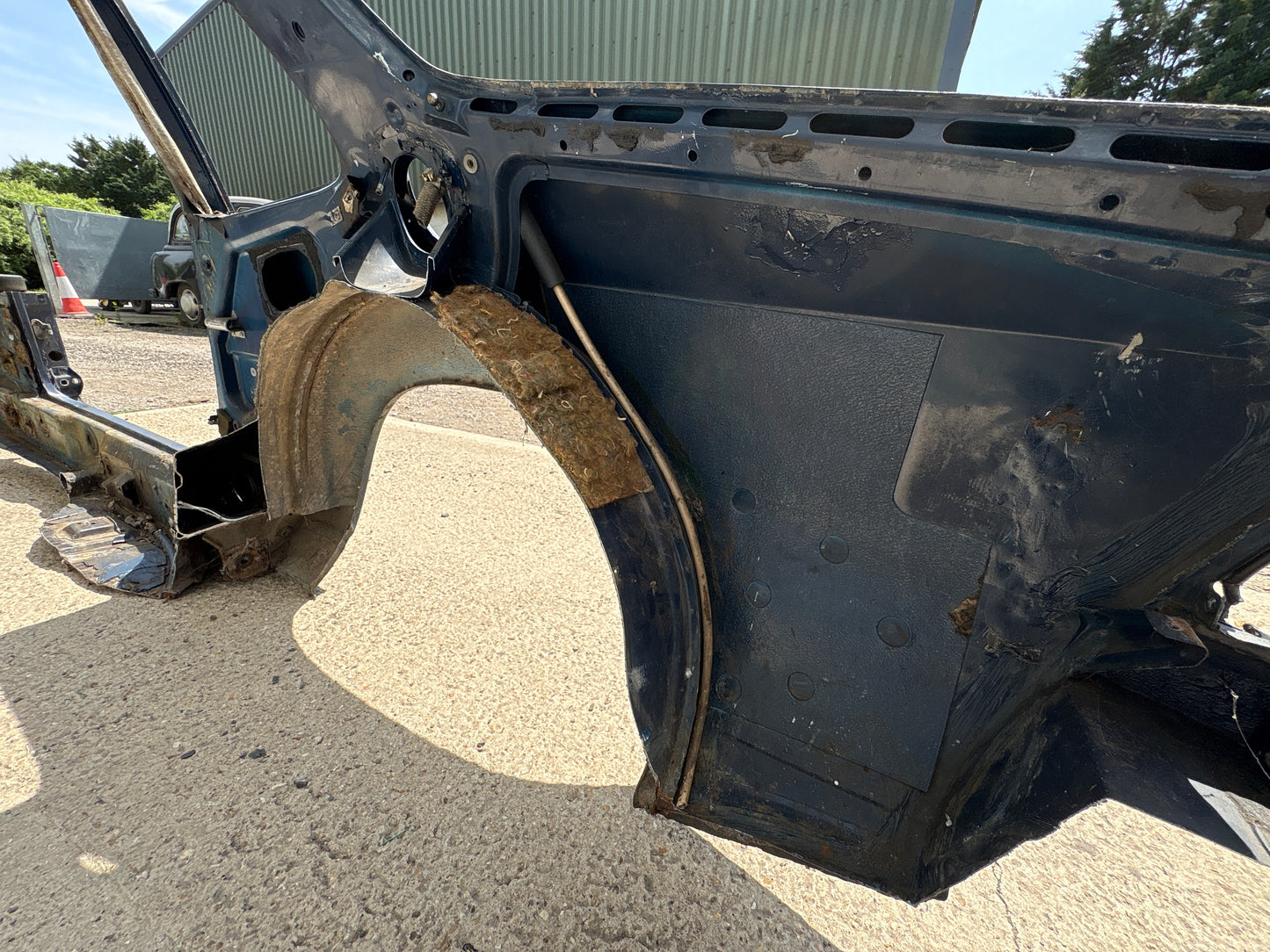 Porsche 924 right side cut, rear fender with sill