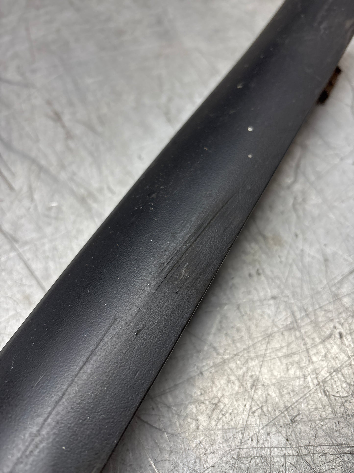 Modanatura battitacco inferiore Porsche 944 lato sinistro, usata 95155919500