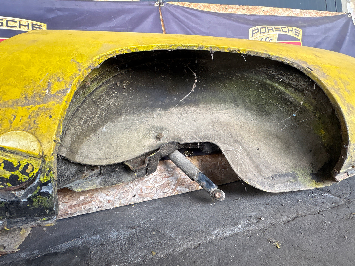 Porsche 924 1976-79 left side cut, rear fender 477809843