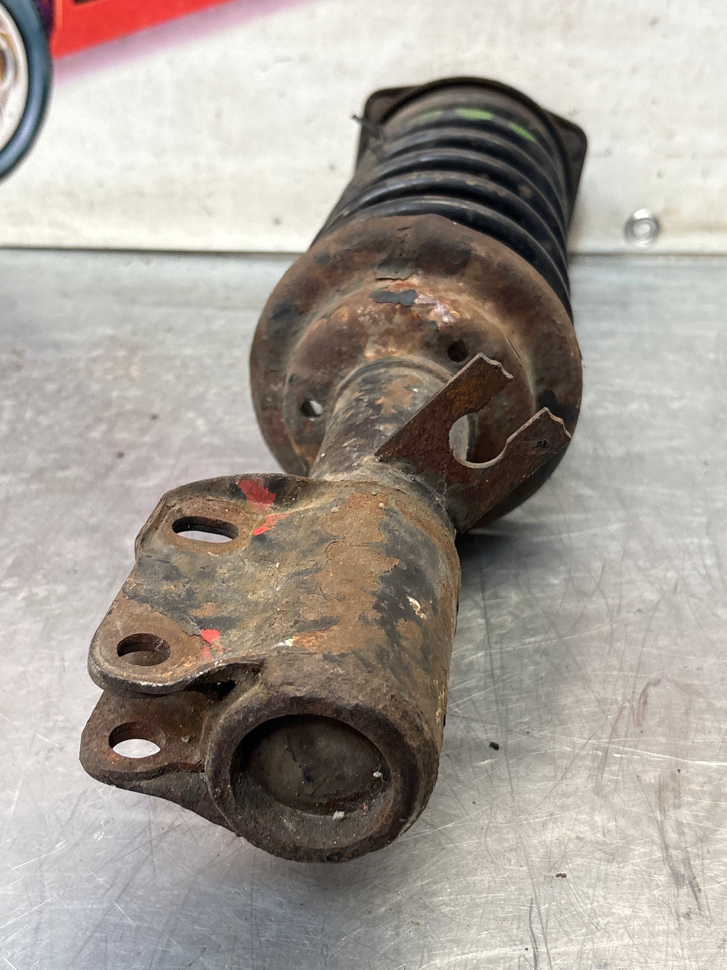 Porsche 944 in anticipo, gamba della sospensione sinistra 924S, usata, ricambio o riparazione
