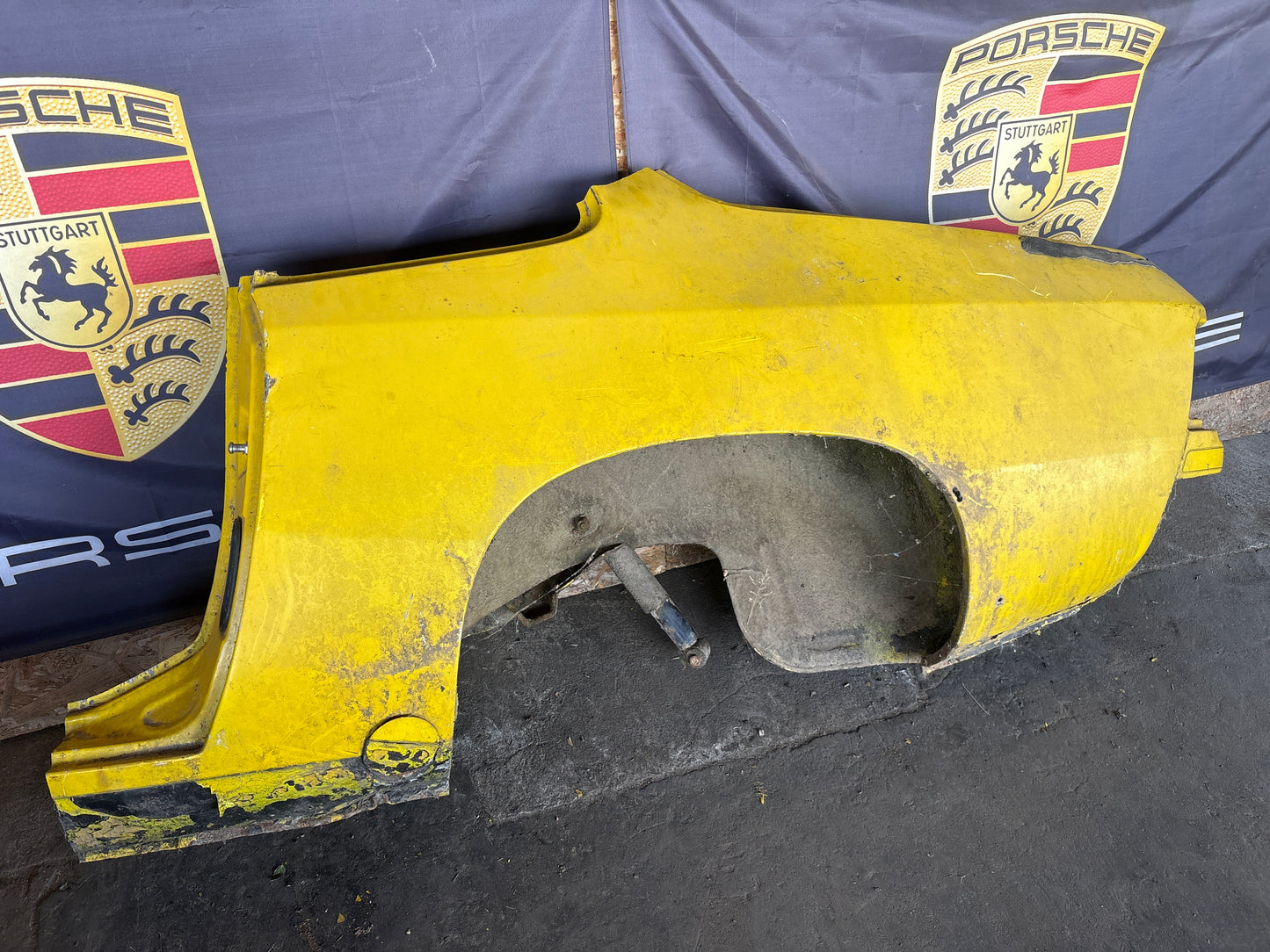 Porsche 924 1976-79 left side cut, rear fender 477809843