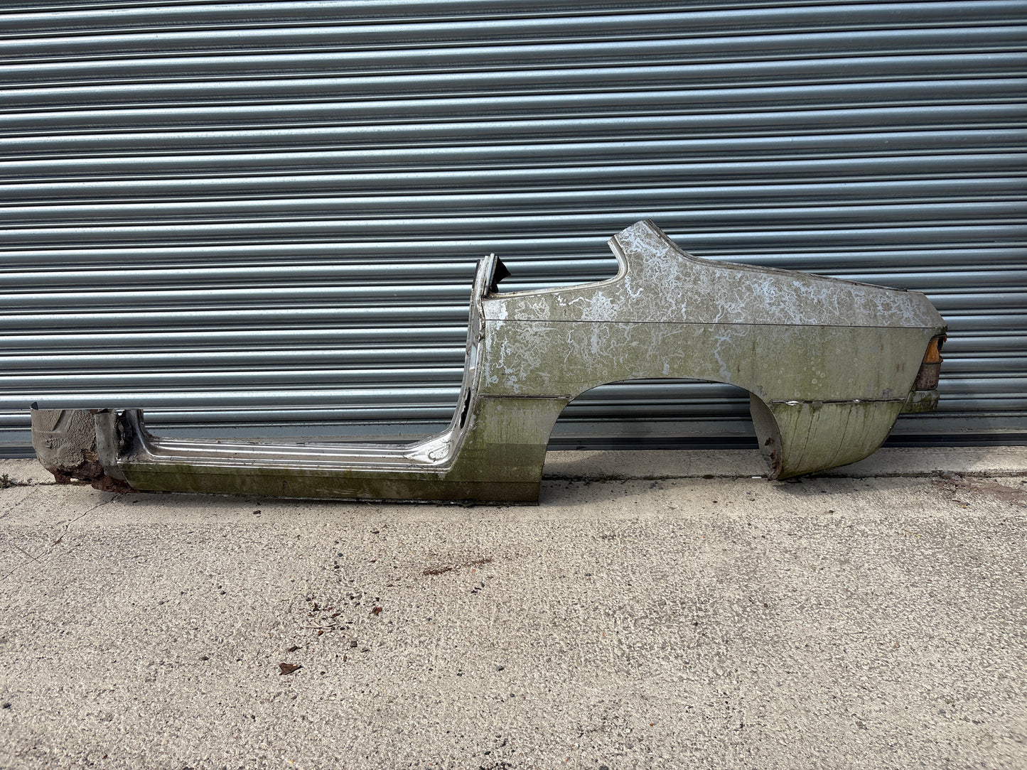 Porsche 924 left side cut, rear fender with sill