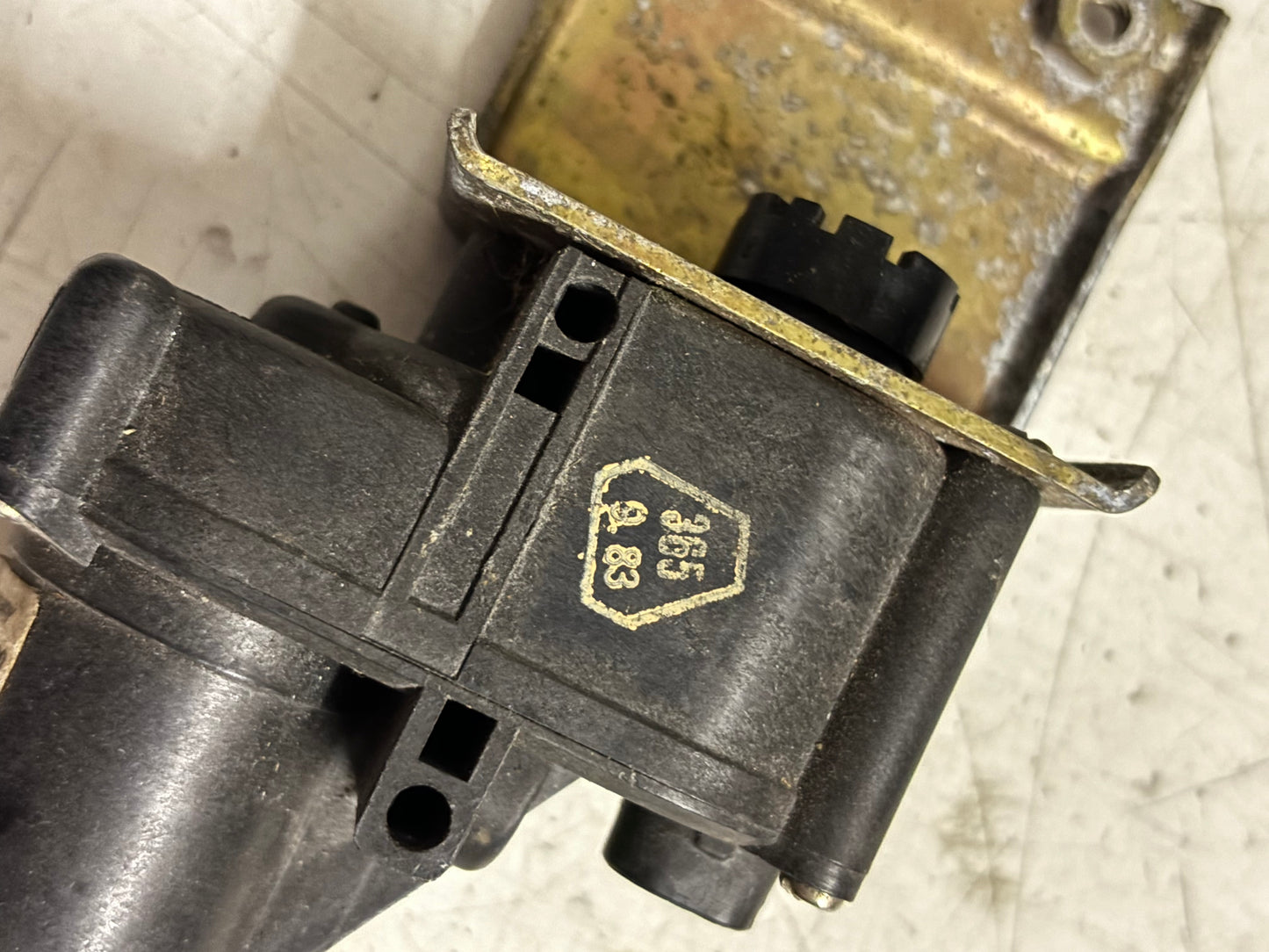 Motore di rilascio della serratura del bagagliaio del portellone posteriore Porsche 928 92862440700, usato