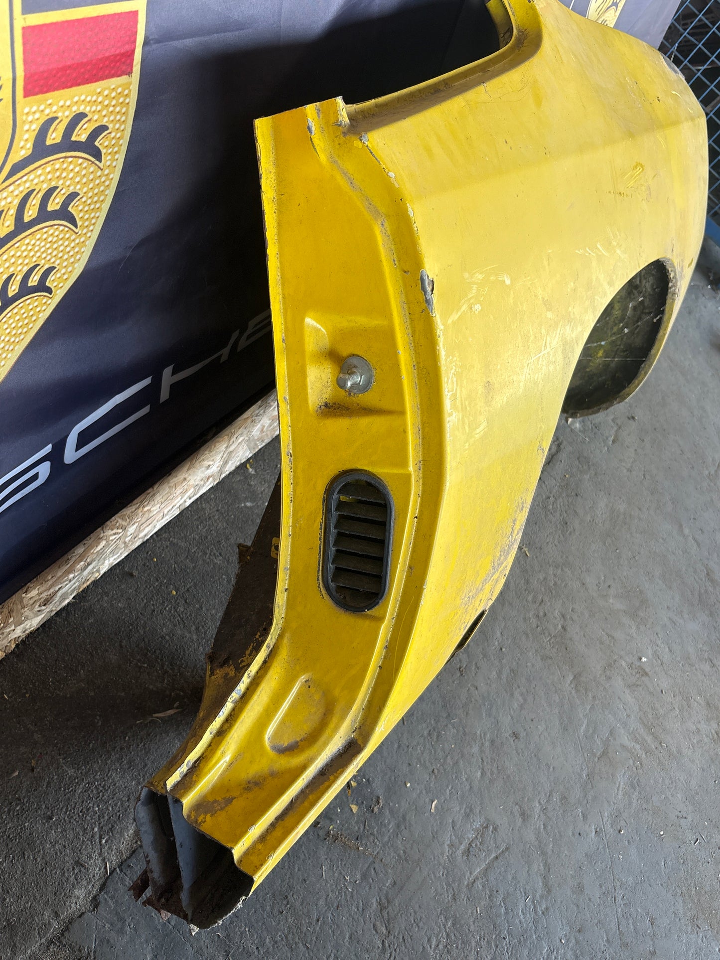 Porsche 924 1976-79 left side cut, rear fender 477809843