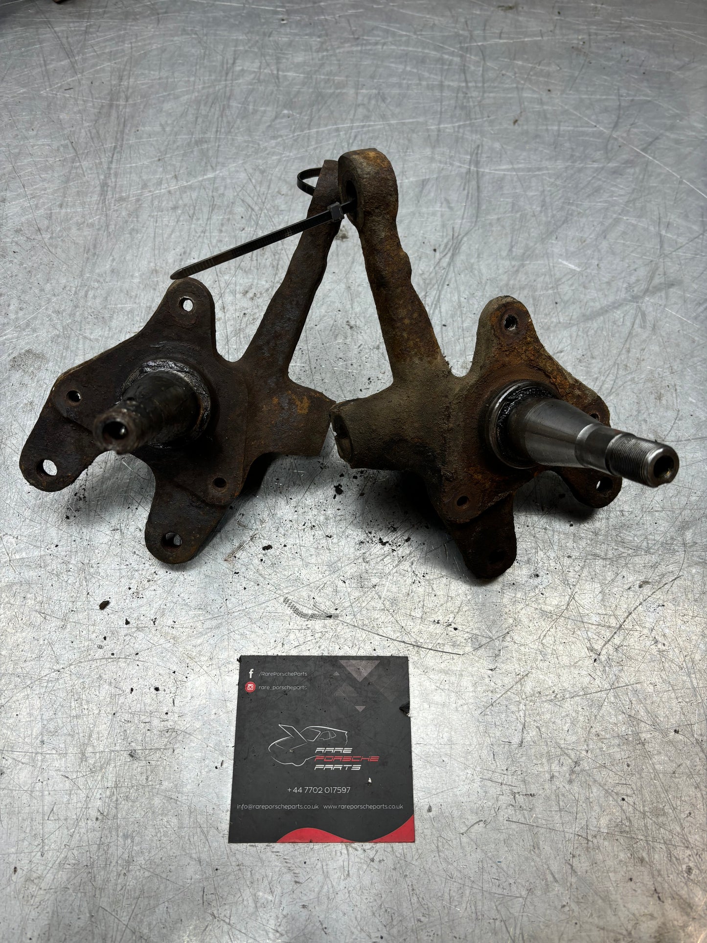 Porsche 944 -85.5/ 924S / 924 Turbo pair of steering knuckle, spindle axle front 477407311L 477407312L, used