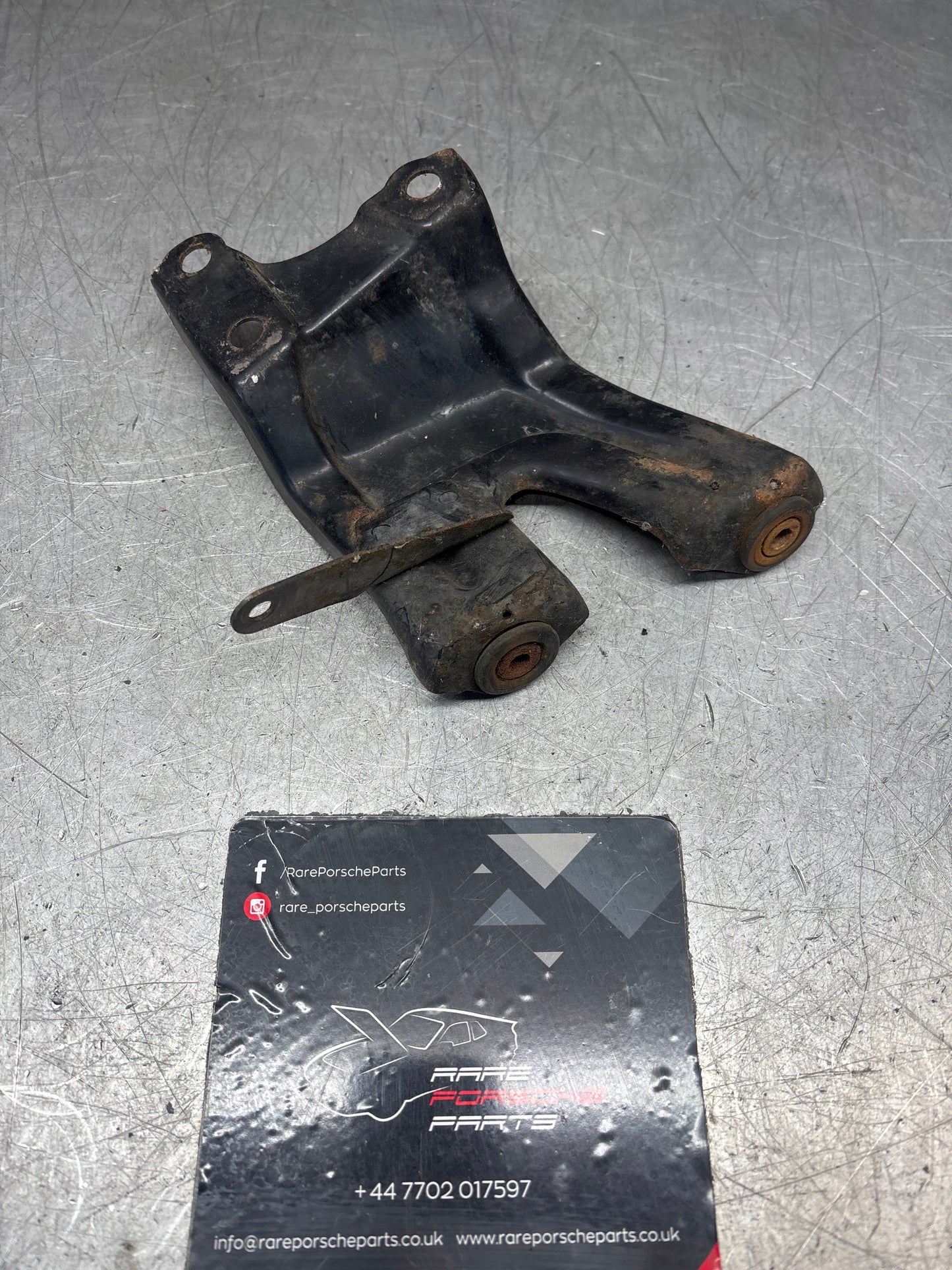 Porsche 944 ‘85- air filter box bracket. 94411006701, used