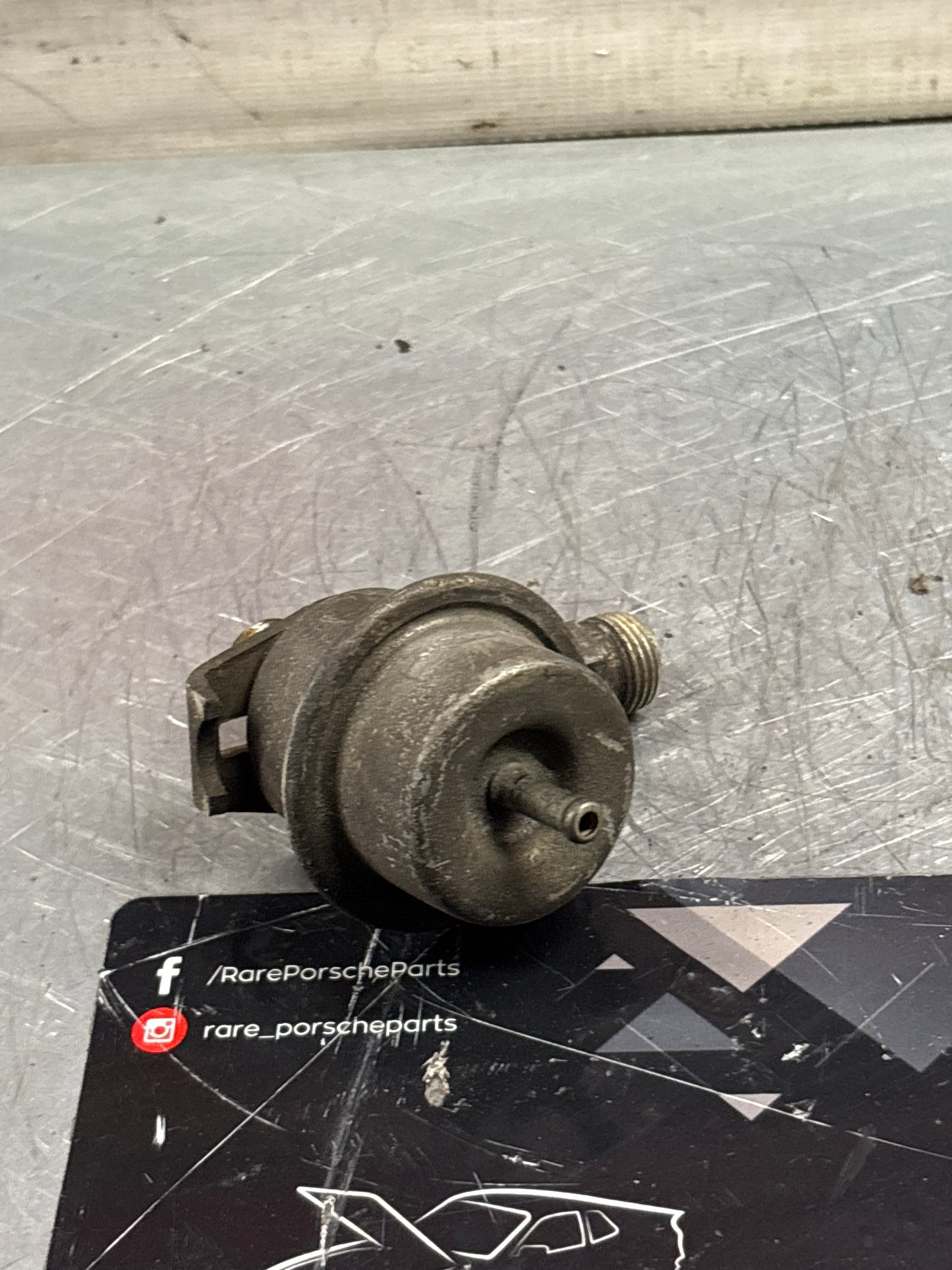 Porsche 944 fuel pressure damper. 0280161015, 94411020103 used
