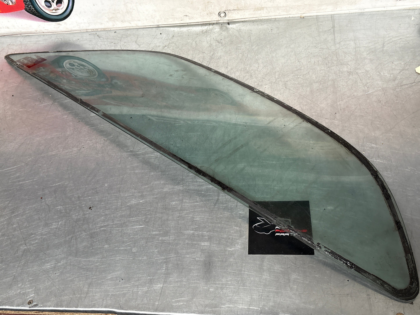 Porsche 928 rear quarter side glass, right, 92854310608 used