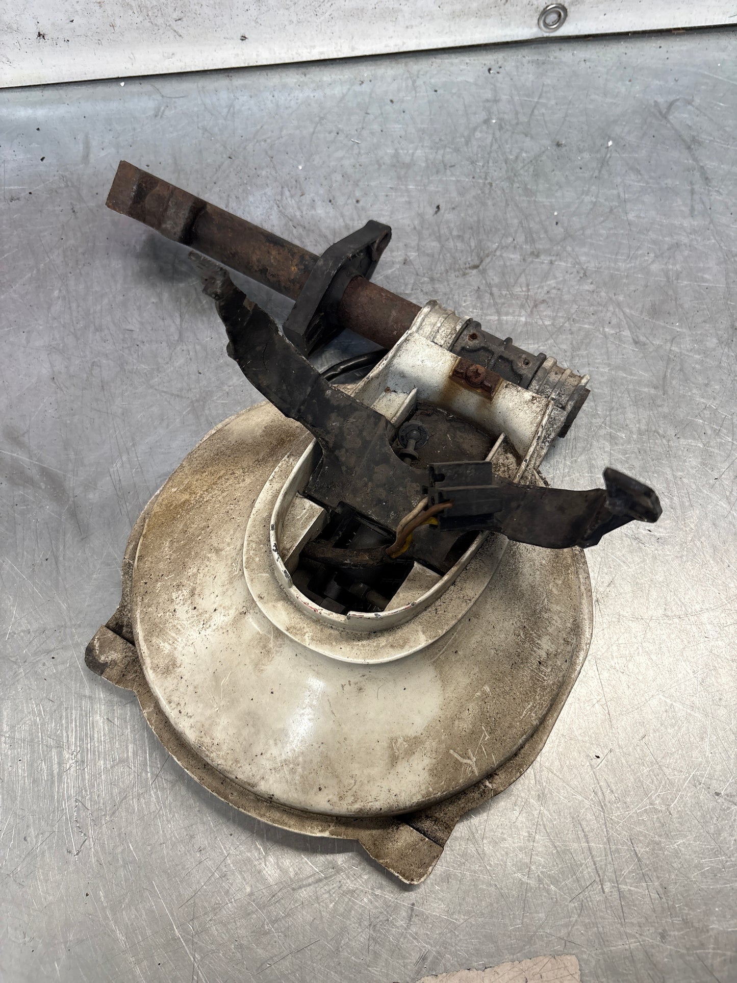 Porsche 928 left headlight swivel frame 92875024902 92875024302 used