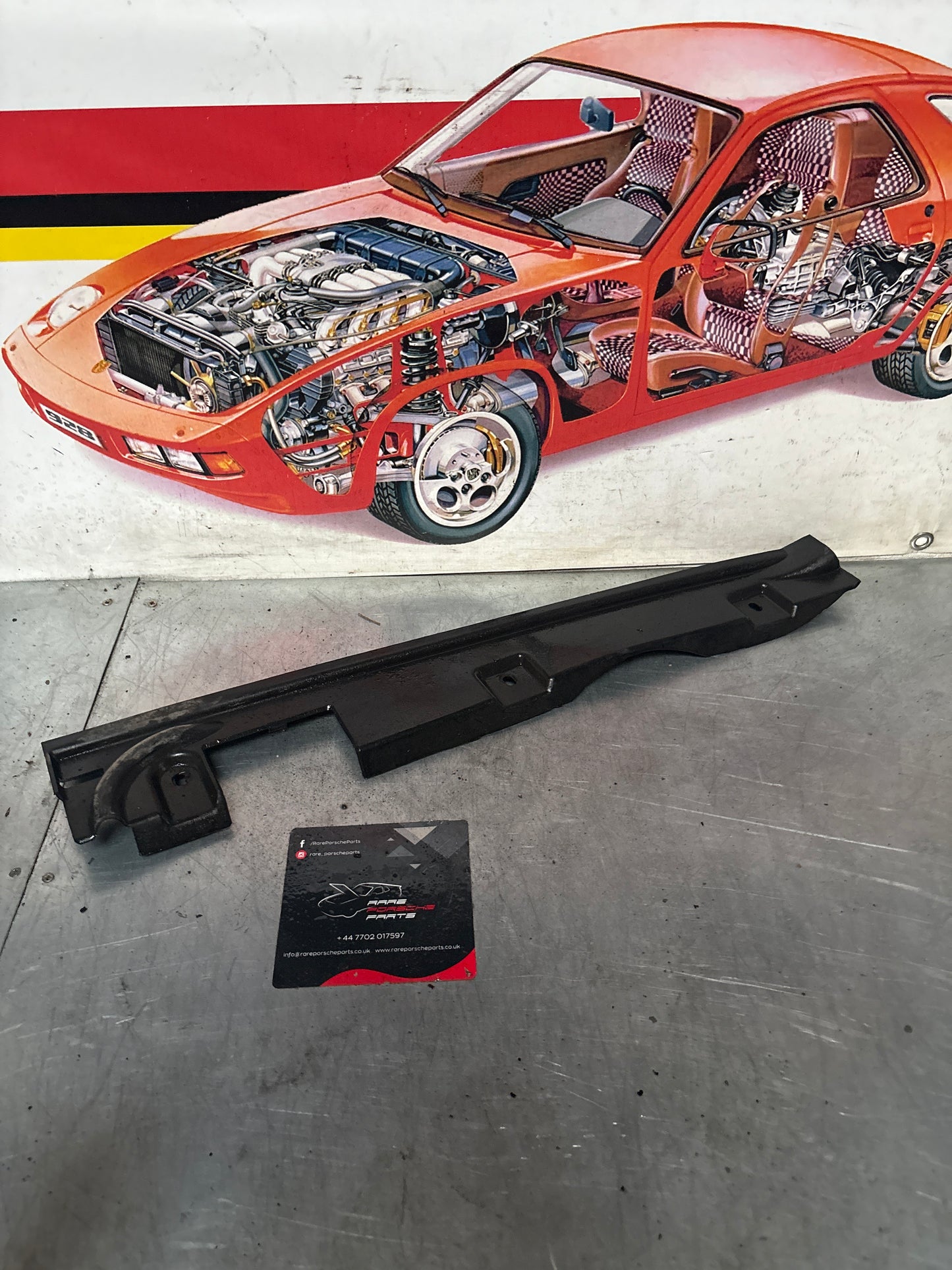 Porsche 928 plastic cover under the wing 92850431802 right, used