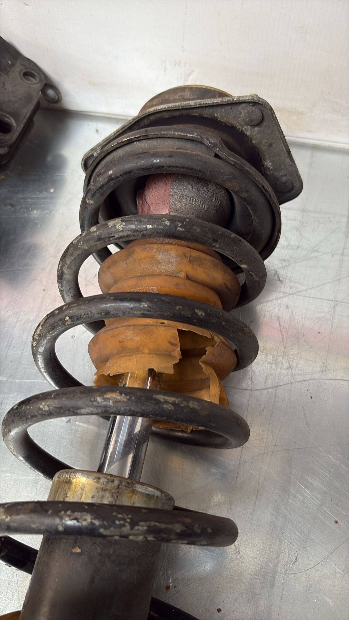 Porsche 944 Turbo pair of front shock absorber, used 95134303105 95134303205