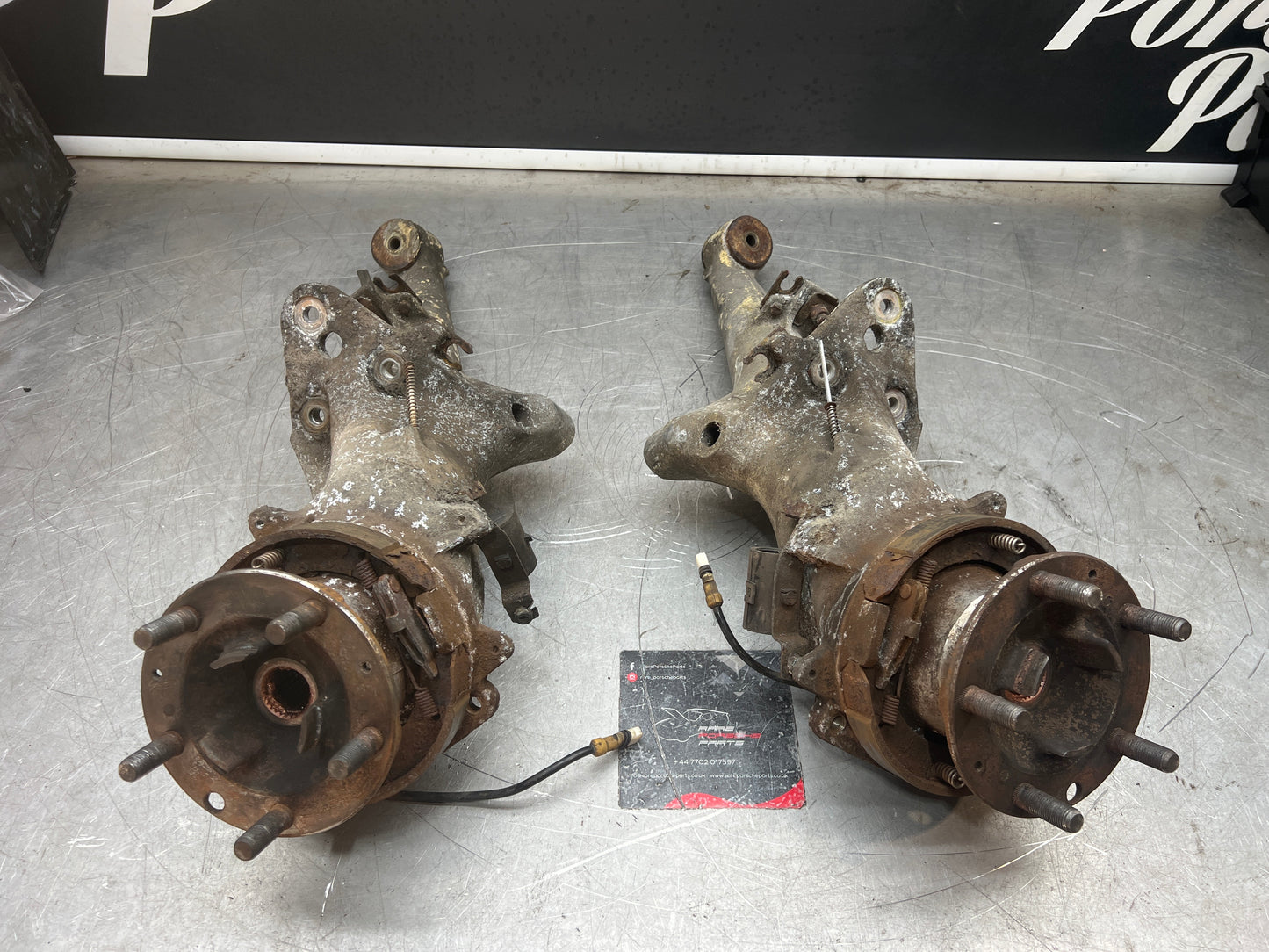 Porsche 944 S2 Turbo pair of alloy rear trailing arms, 9513315134R / 9513315144R used, with hubs