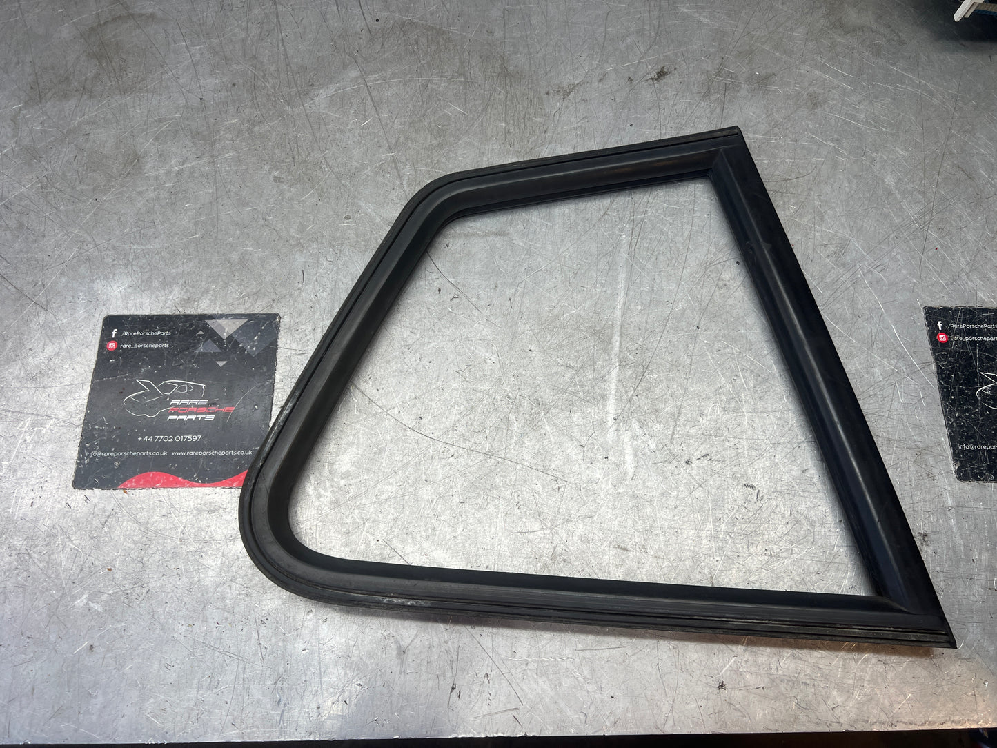 Porsche 944 924S rear right quarter window rubber from 85.5 94455732200 used