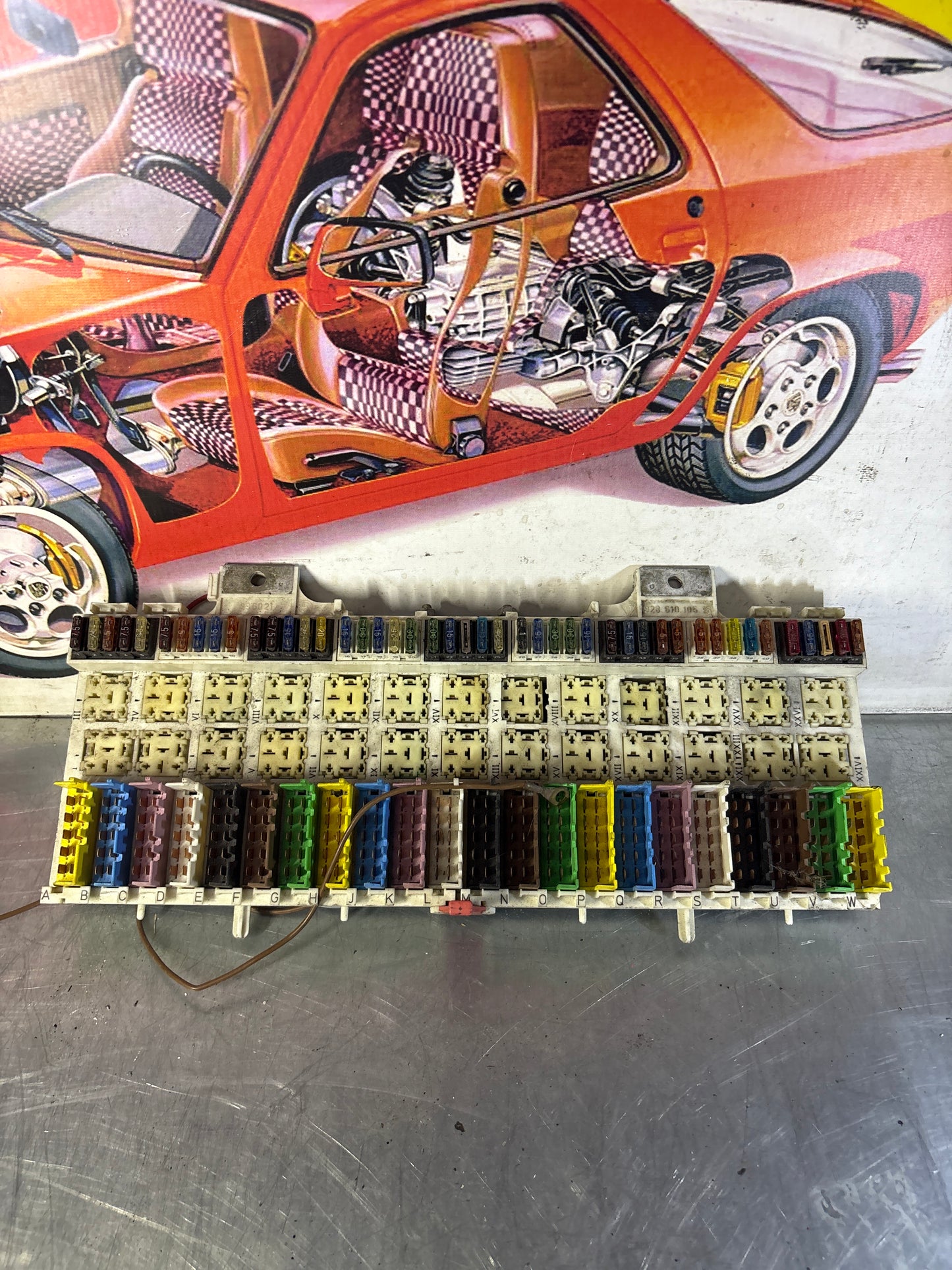 Porsche 928 relay fuse box, for spares or repair 92861010516