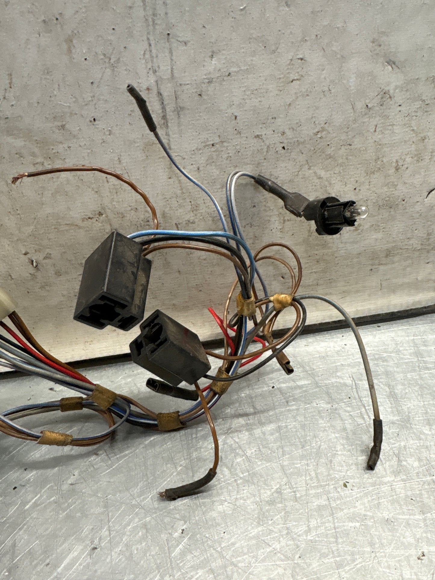 Porsche 924 944 82-85.5 centre console wiring for clock, oil pressure and volts 477971196