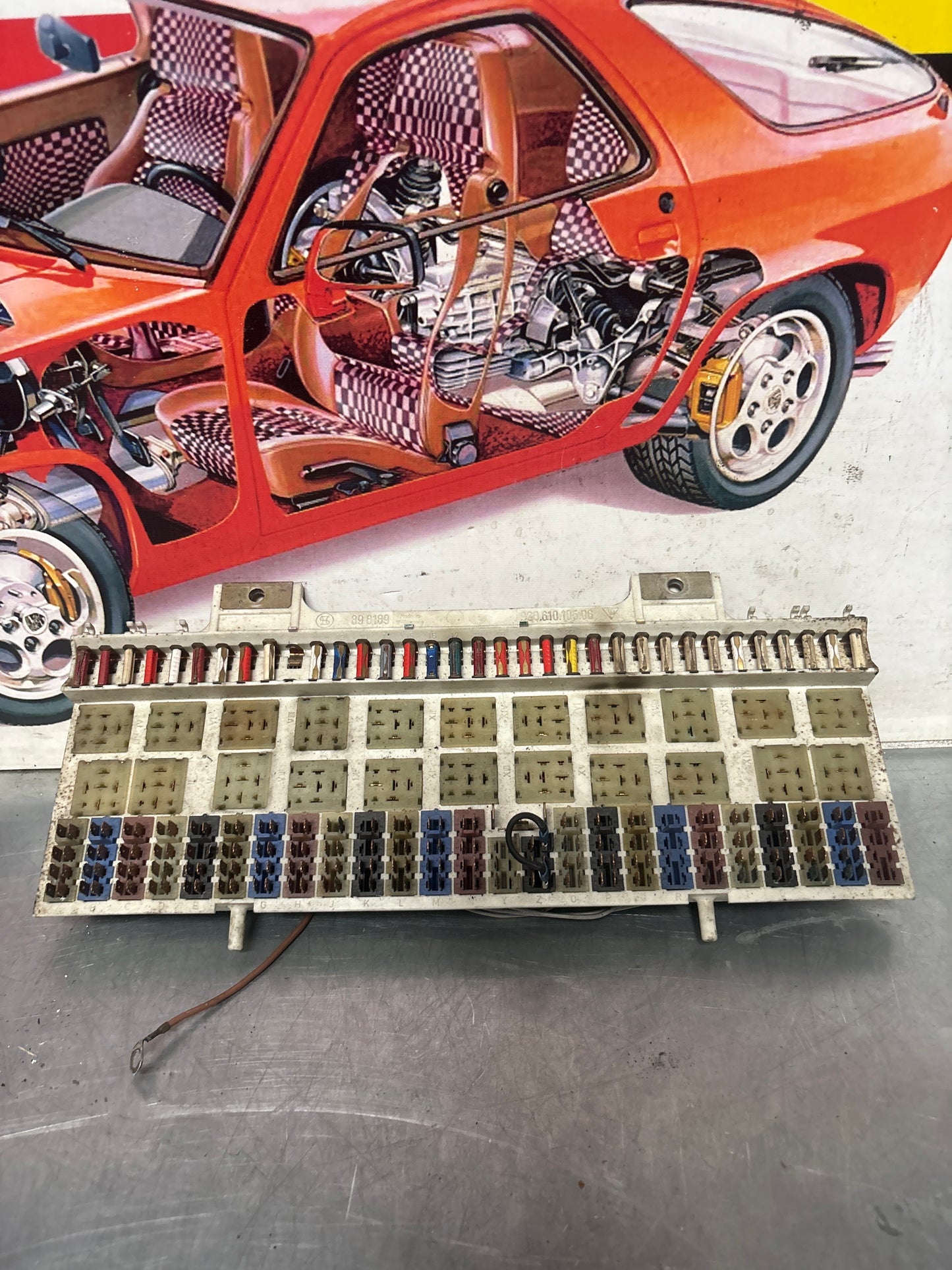 Porsche 928 relay fuse box, for spares or repair 92861010506