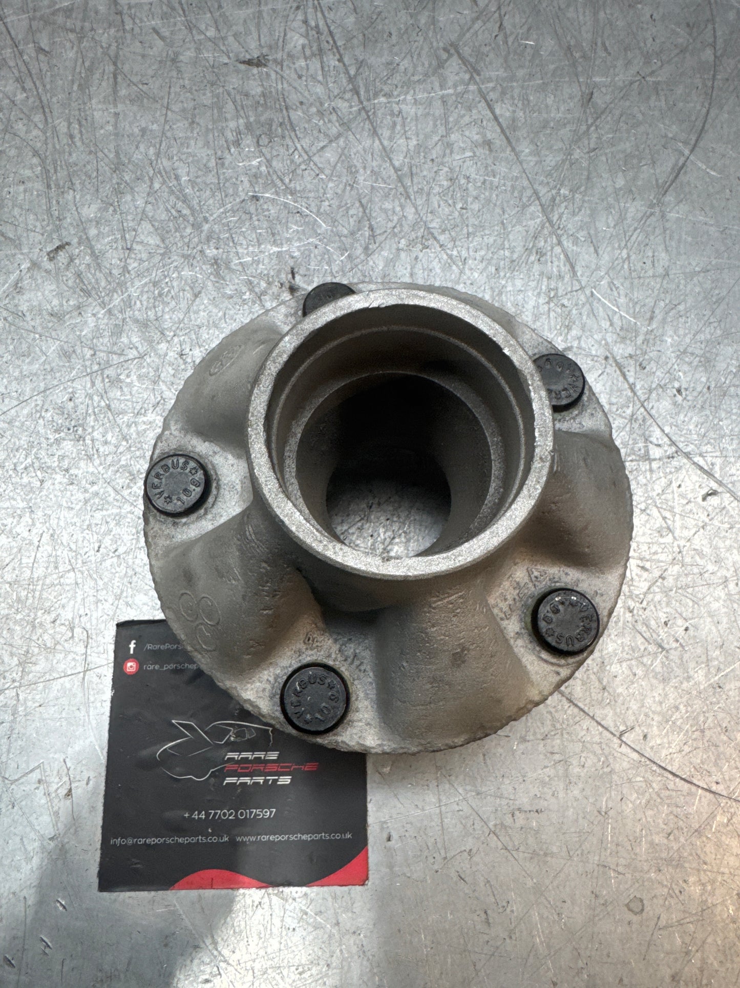 Porsche 928 Front wheel hub, refurbished 92834106502