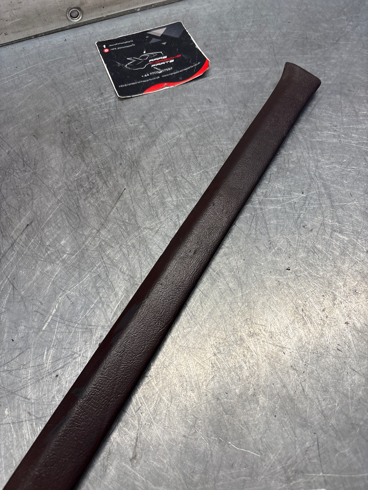 Rivestimento portellone posteriore Porsche 928, sinistro, lato vicino, bordeaux, 92855503702, usato
