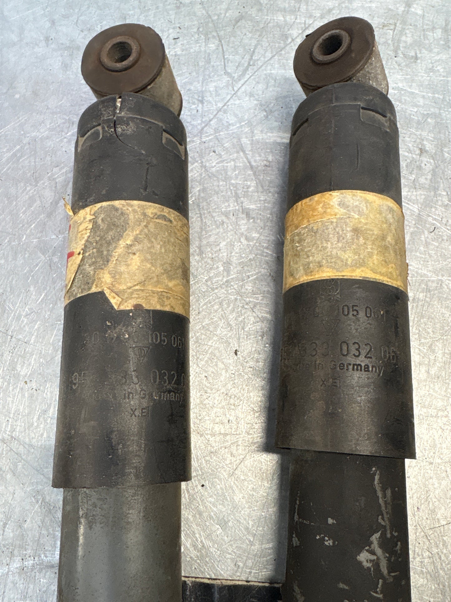 Porsche 944 86- pair of rear suspension shock absorbers, used 95133303206