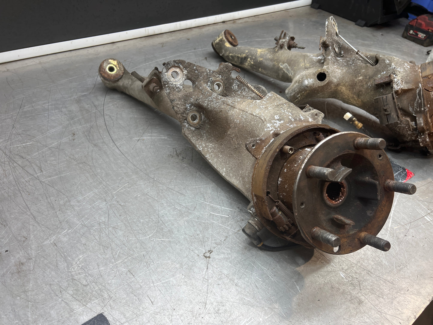 Porsche 944 S2 Turbo pair of alloy rear trailing arms, 9513315134R / 9513315144R used, with hubs