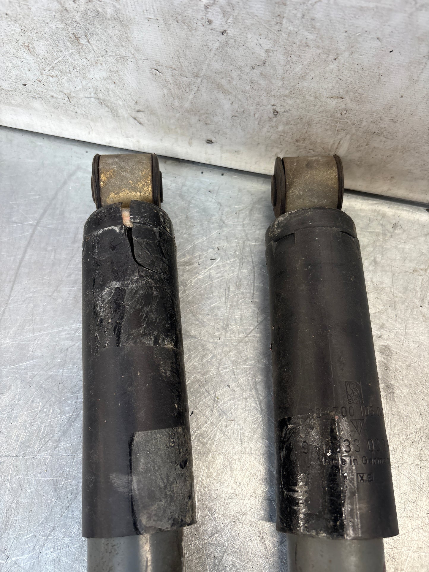 Porsche 944 86- pair of rear suspension shock absorbers, used 95133303205