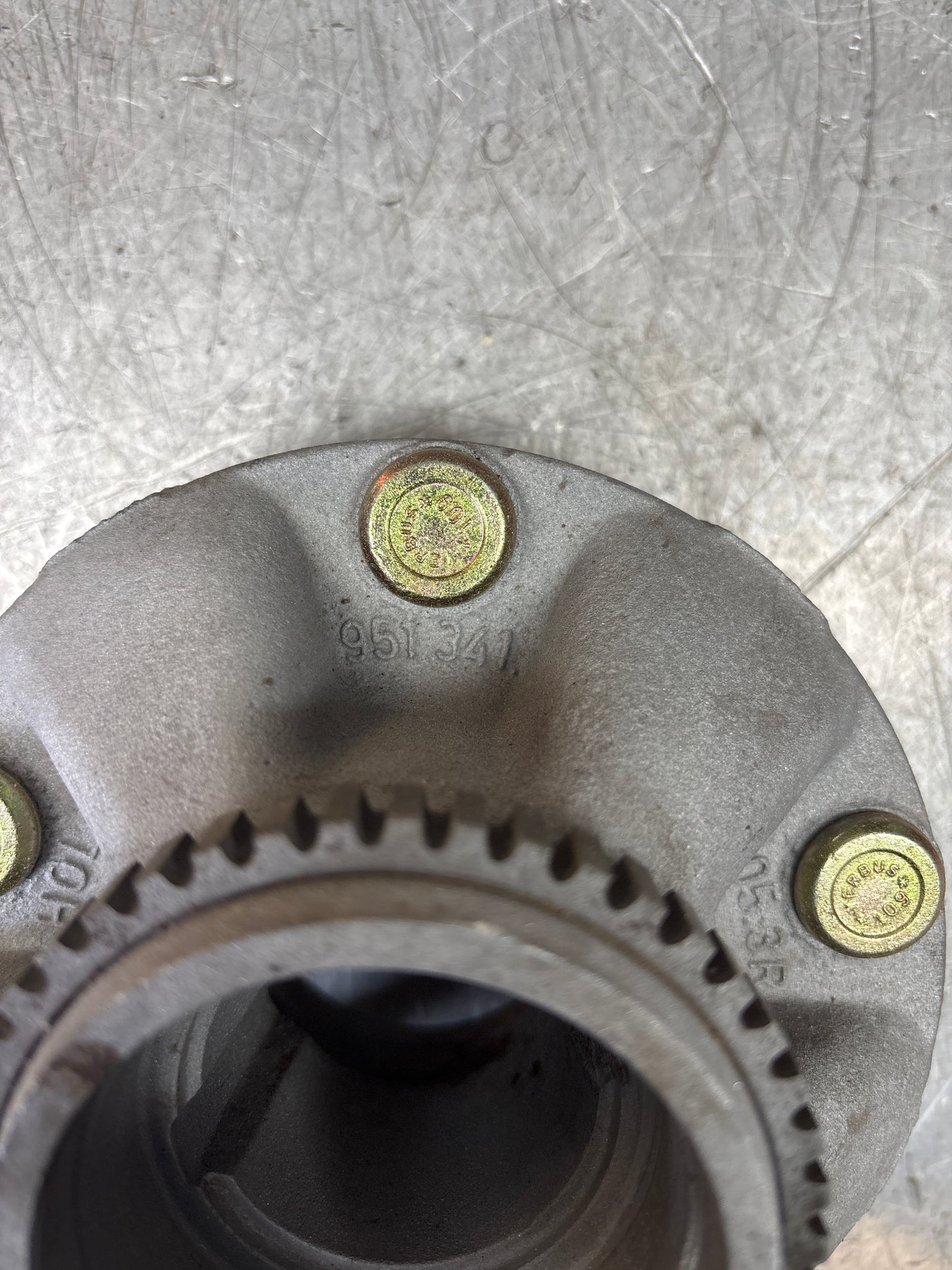 Porsche 944 front hub S2 Turbo with ABS 9513416053R, refurbished