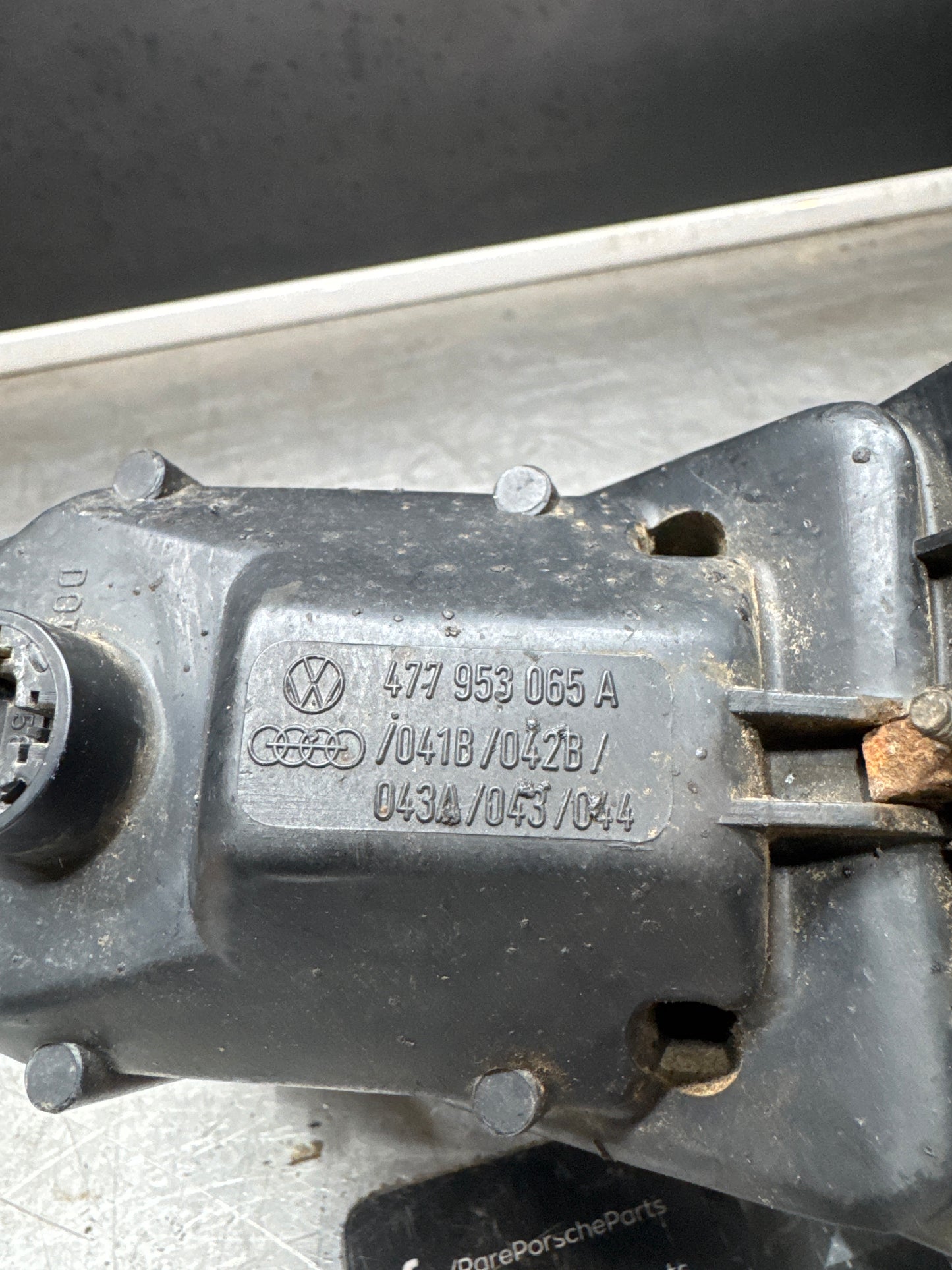 Porsche 924 O/S LH Front indicator unit, no lens. Spares or repairs 477953065A