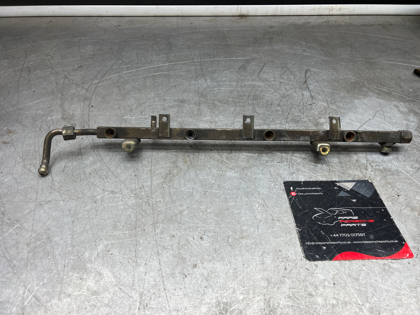 Porsche 928 S4 fuel rail right, used 92811008017