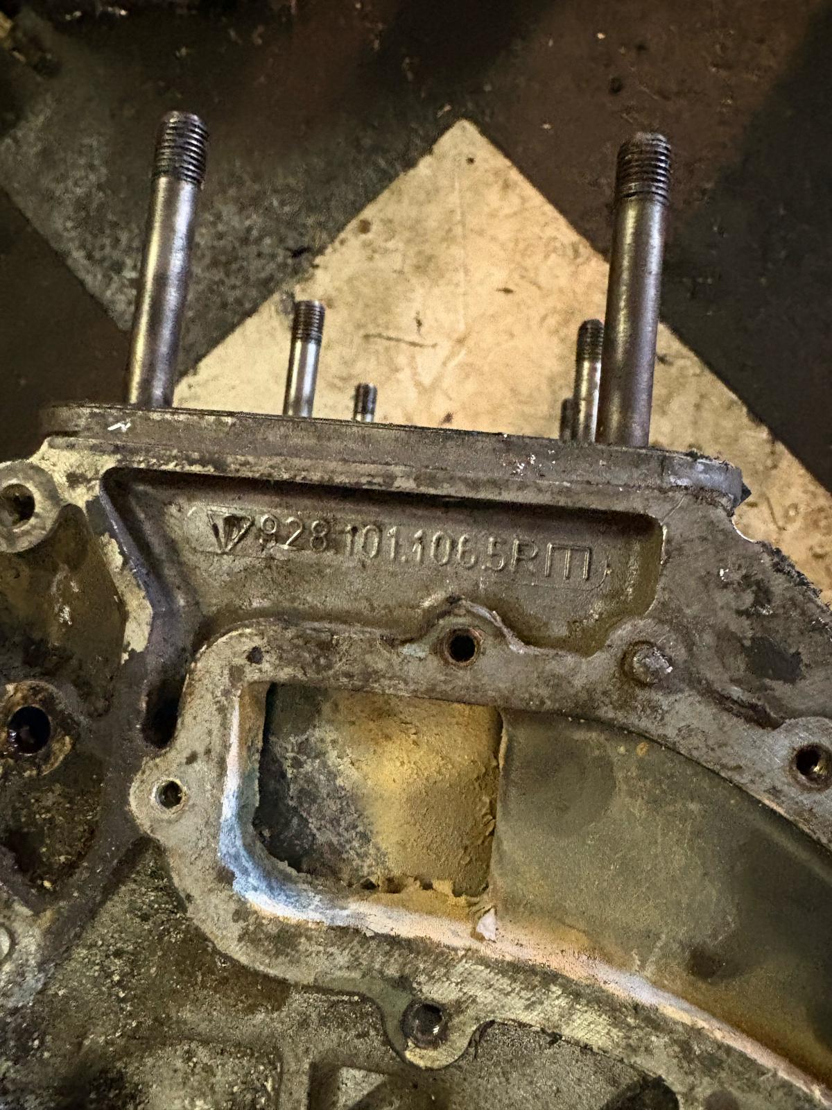 Porsche 928 M28/01 4.5 block with pistons, used