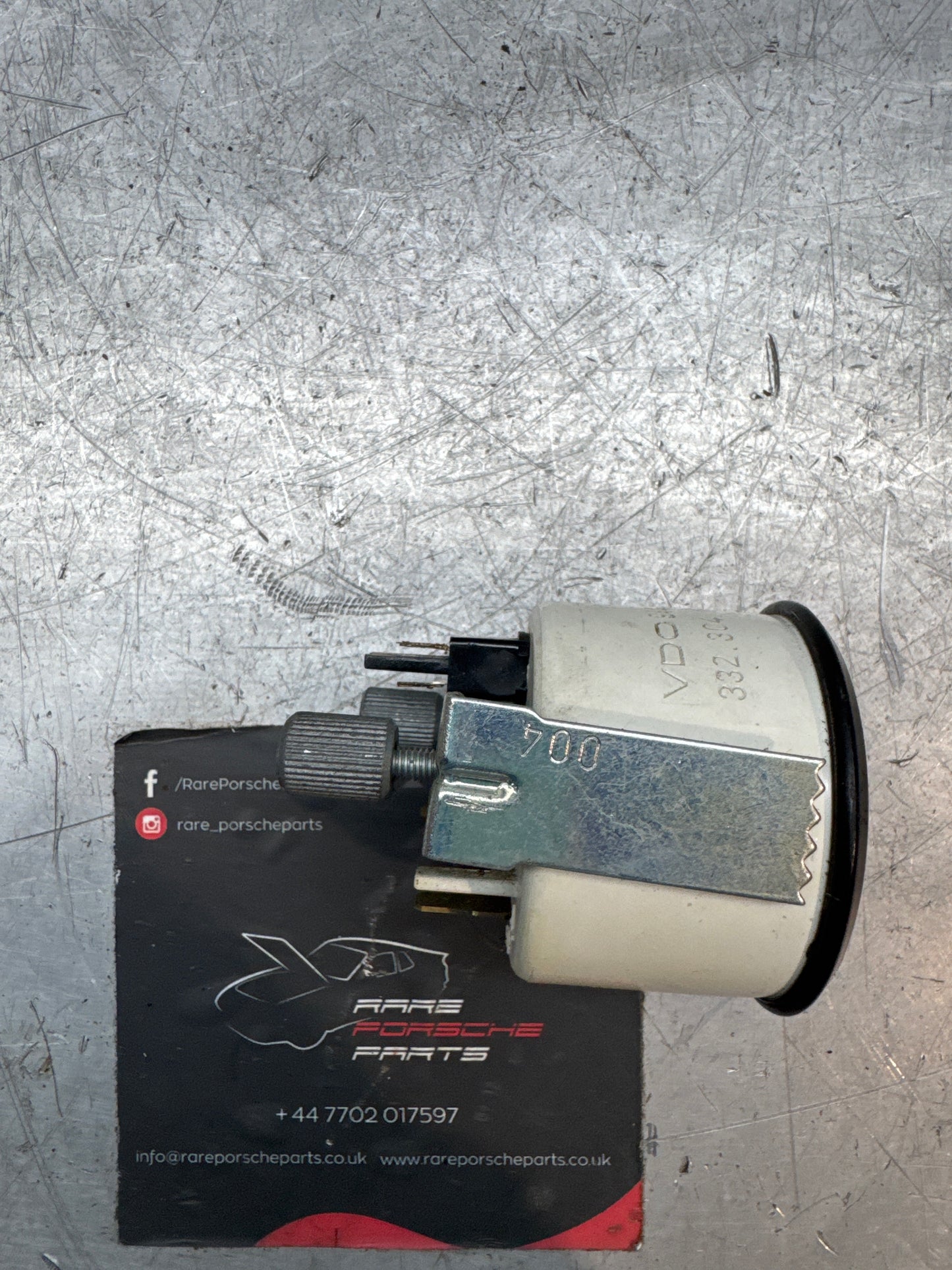 Porsche 944 Voltmeter mit gelben Ziffern 94464111900. 944 641 119 00