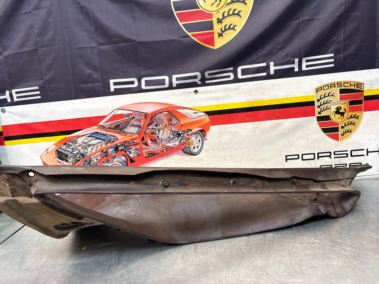 Porsche 928 early left side lower side trim panel, without loudspeaker, burgundy used 92855502102