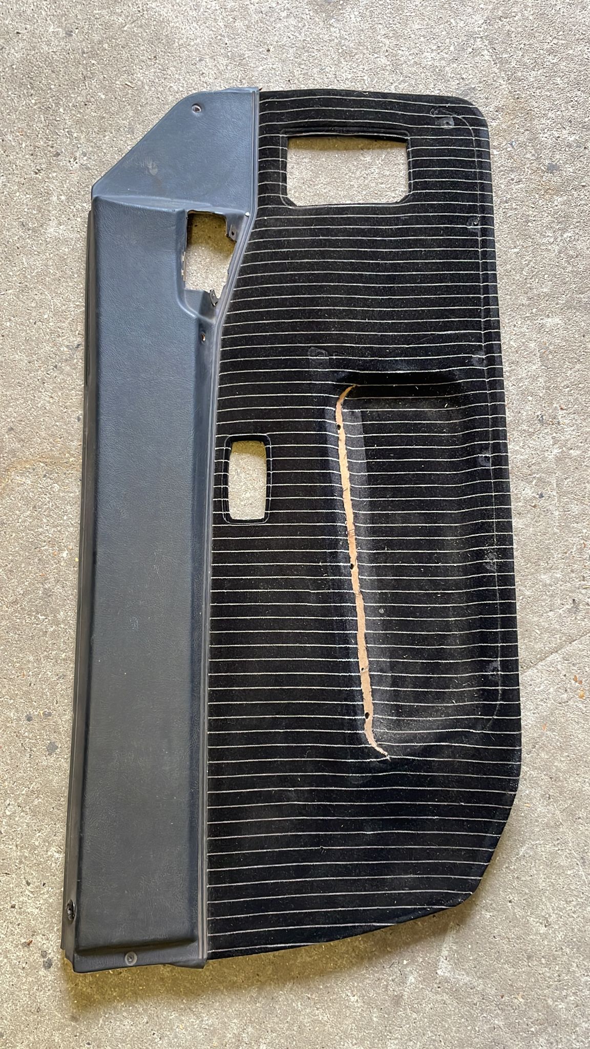 Porsche 944 left black door card for late cars from 85.5. Hardly any water damage, please study photos