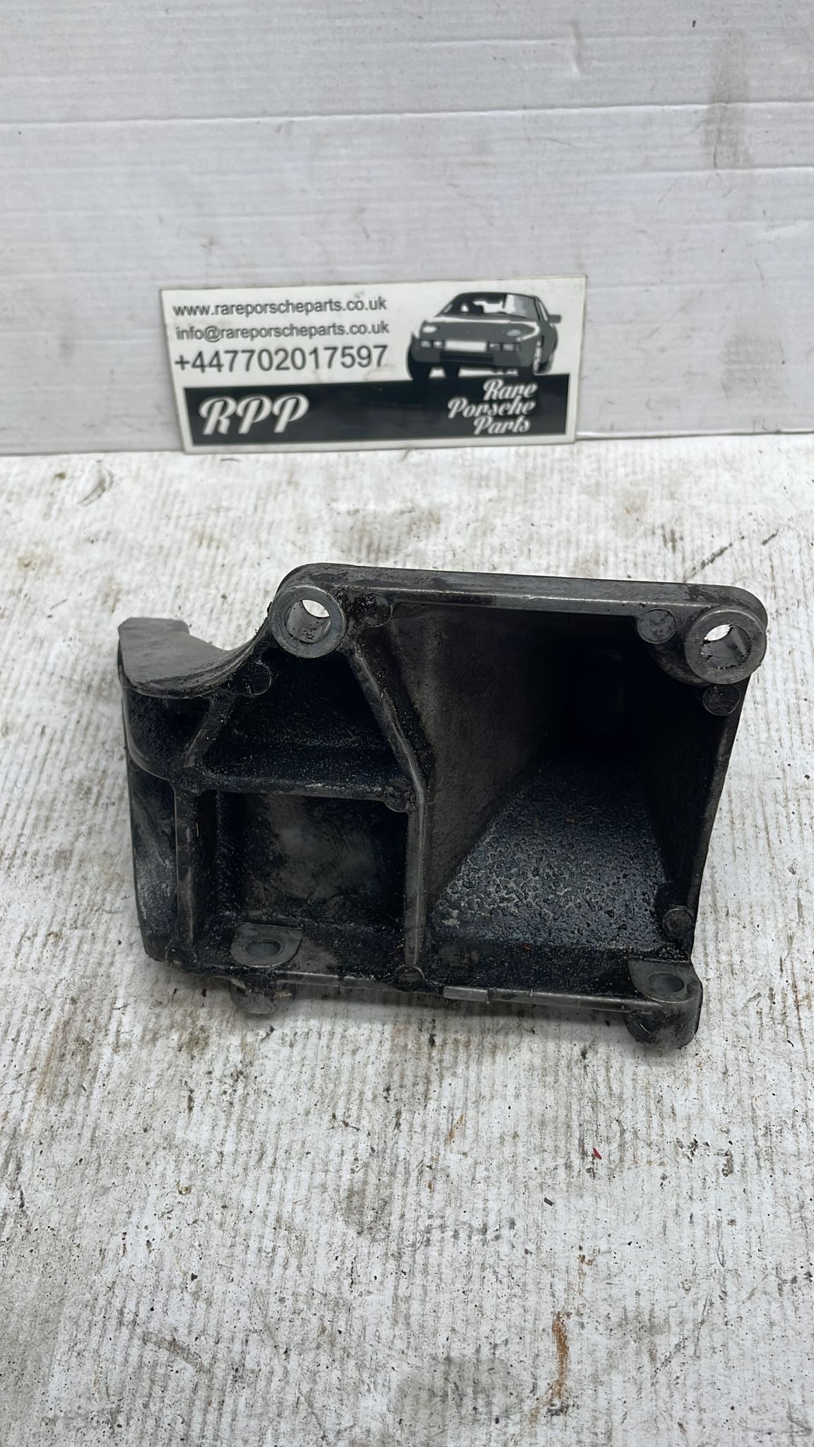 Staffa di supporto motore motore Porsche 928, usata. 9281261177R