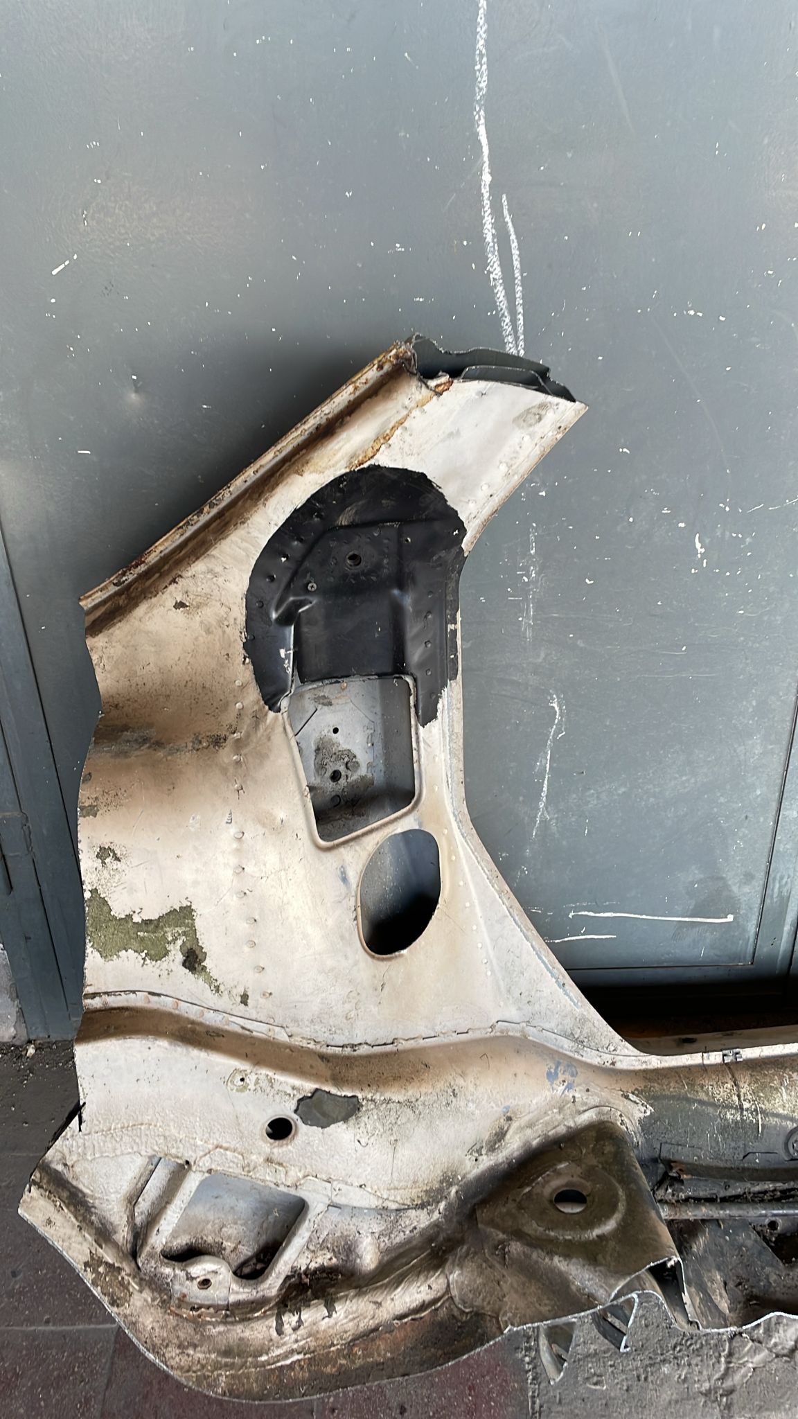 Taglio del sottoporta destro e del parafango posteriore della Porsche 928S