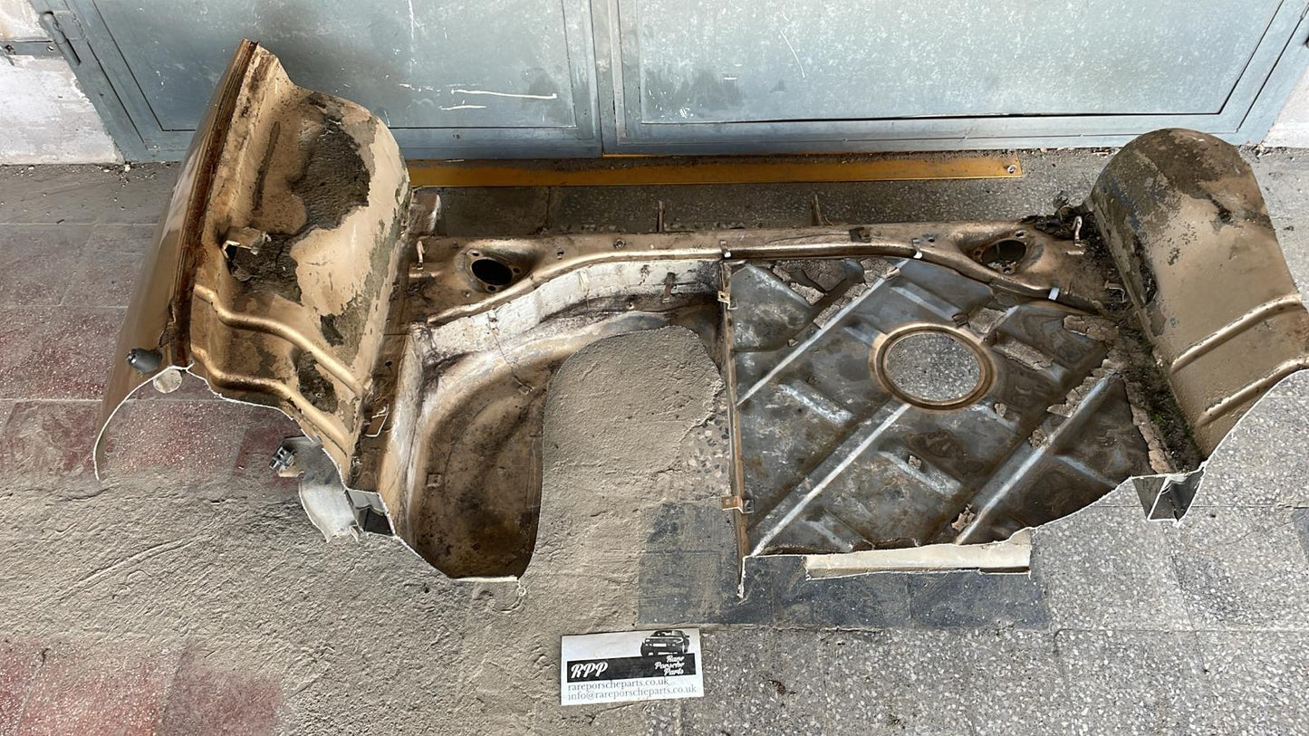 Taglio della parte posteriore del pianale del bagagliaio della Porsche 928S