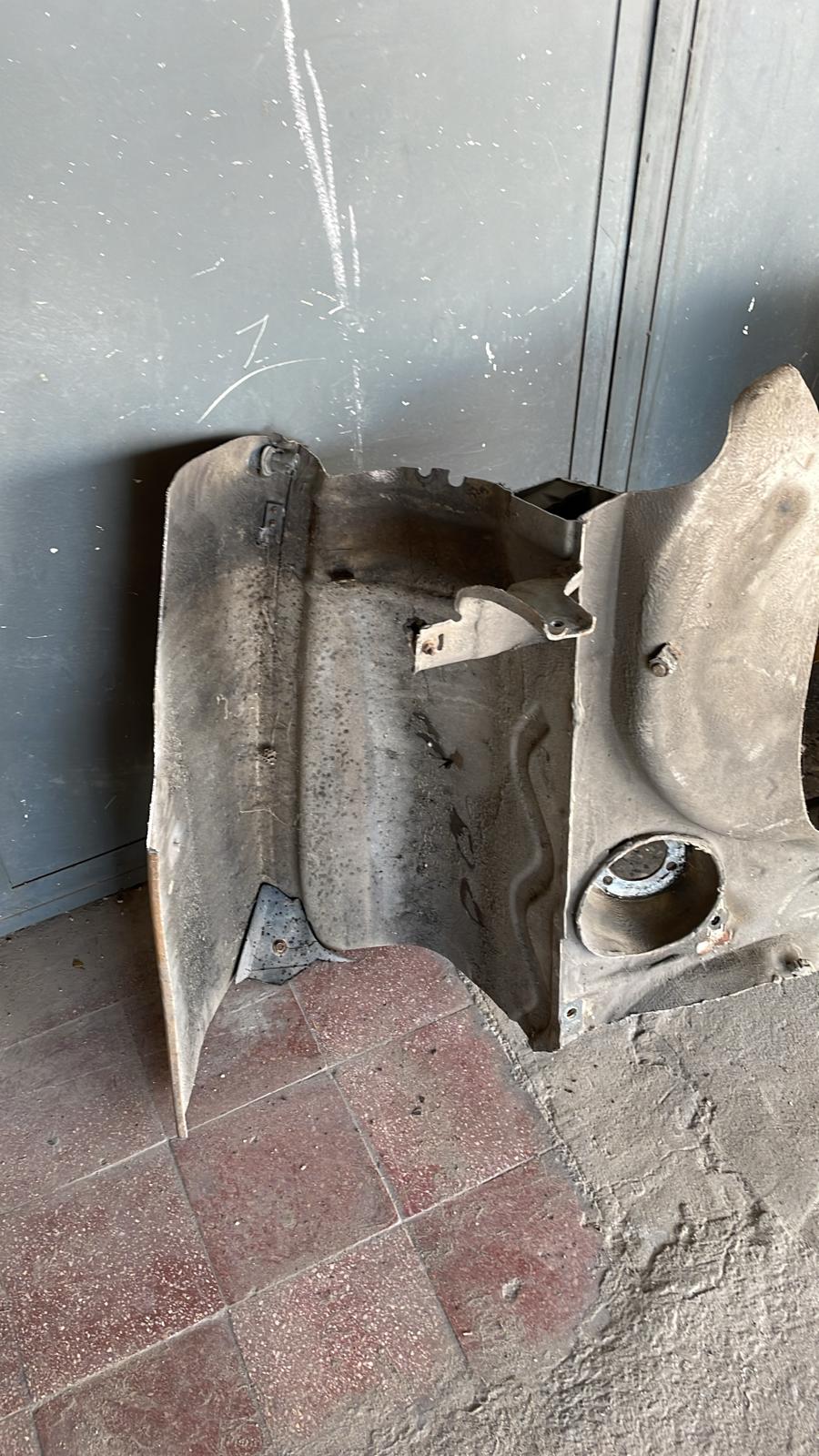 Taglio della parte posteriore del pianale del bagagliaio della Porsche 928S