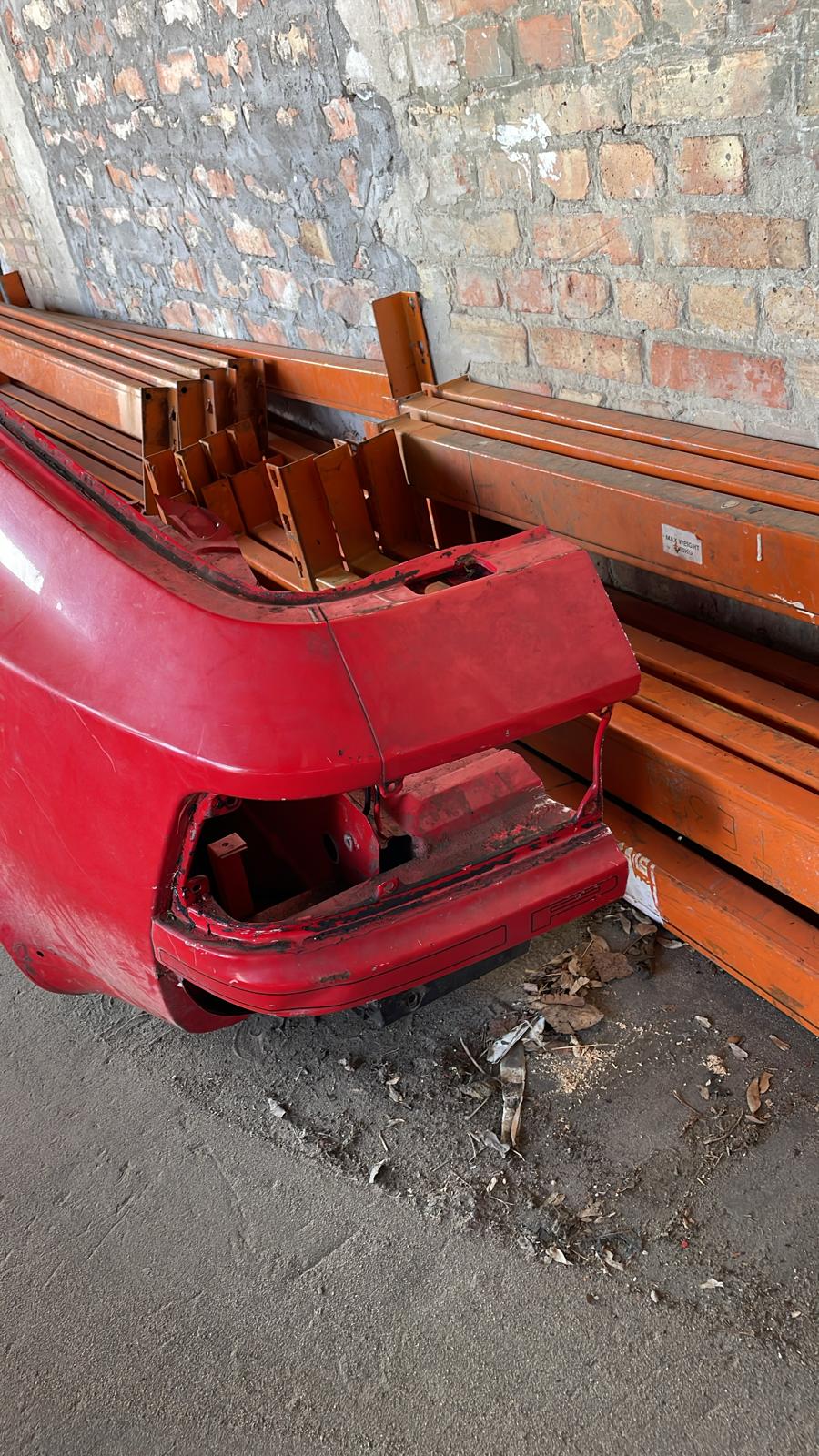 Porsche 944 Turbo 1989 tagliata lato sinistro, parafango posteriore con sottoporta